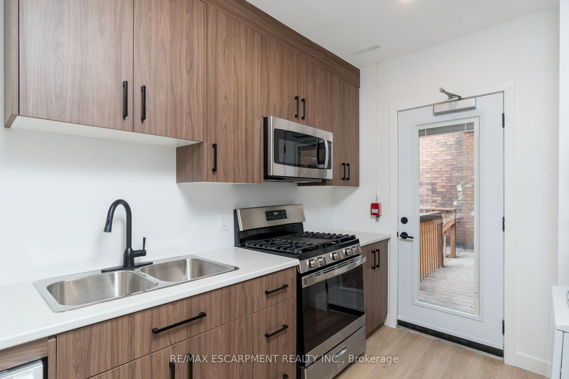 Photo 11 of Unit 2, 127 Victoria Avenue S, Hamilton, Stinson — HOMEH