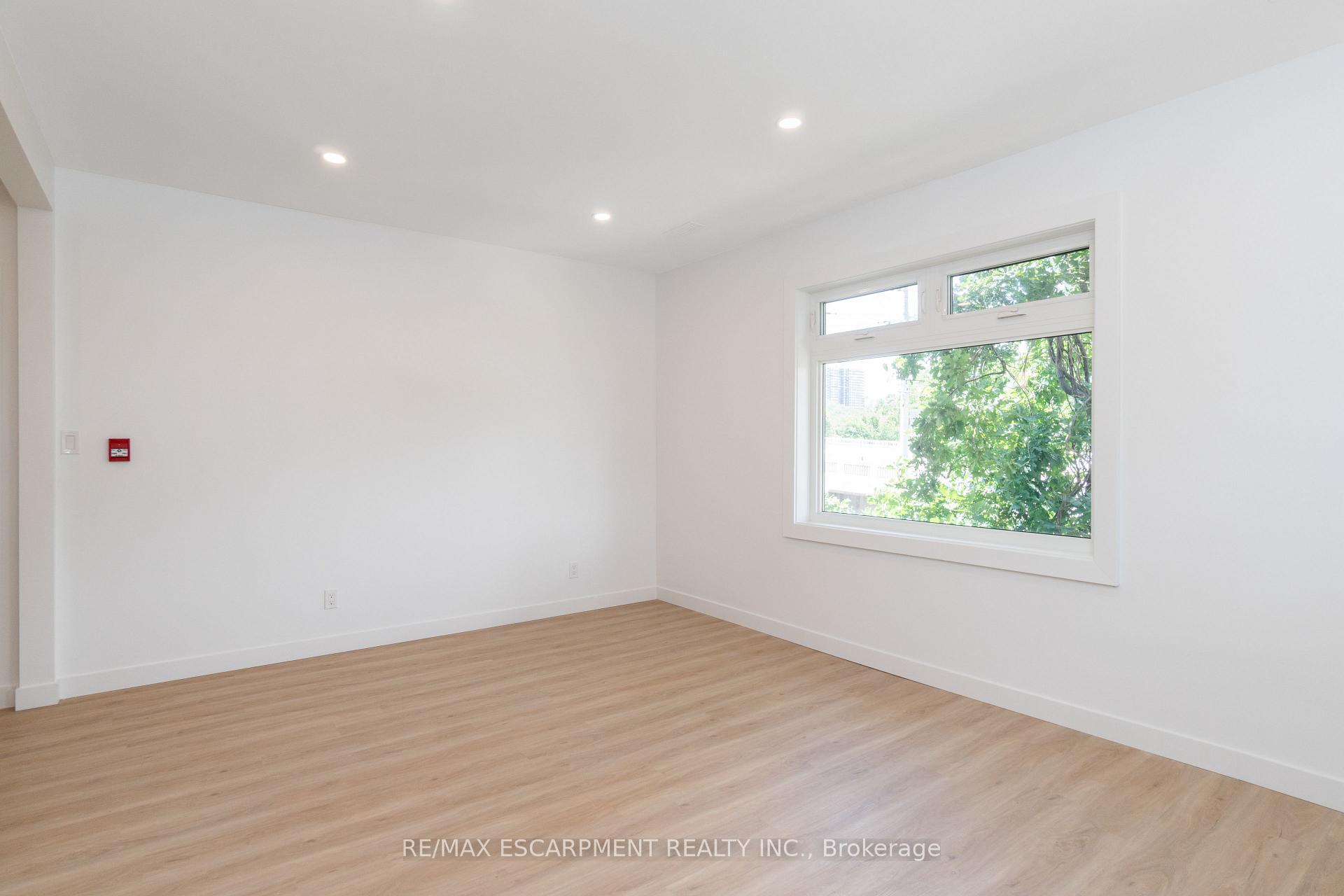 Photo 16 of Unit 2, 127 Victoria Avenue S, Hamilton, Stinson — HOMEH