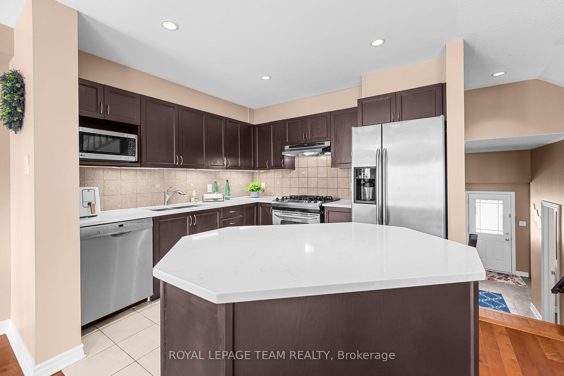 Photo 8 of 253 Catamount Court, Ottawa, Kanata - Emerald Meadows/Trailwest — HOMEH