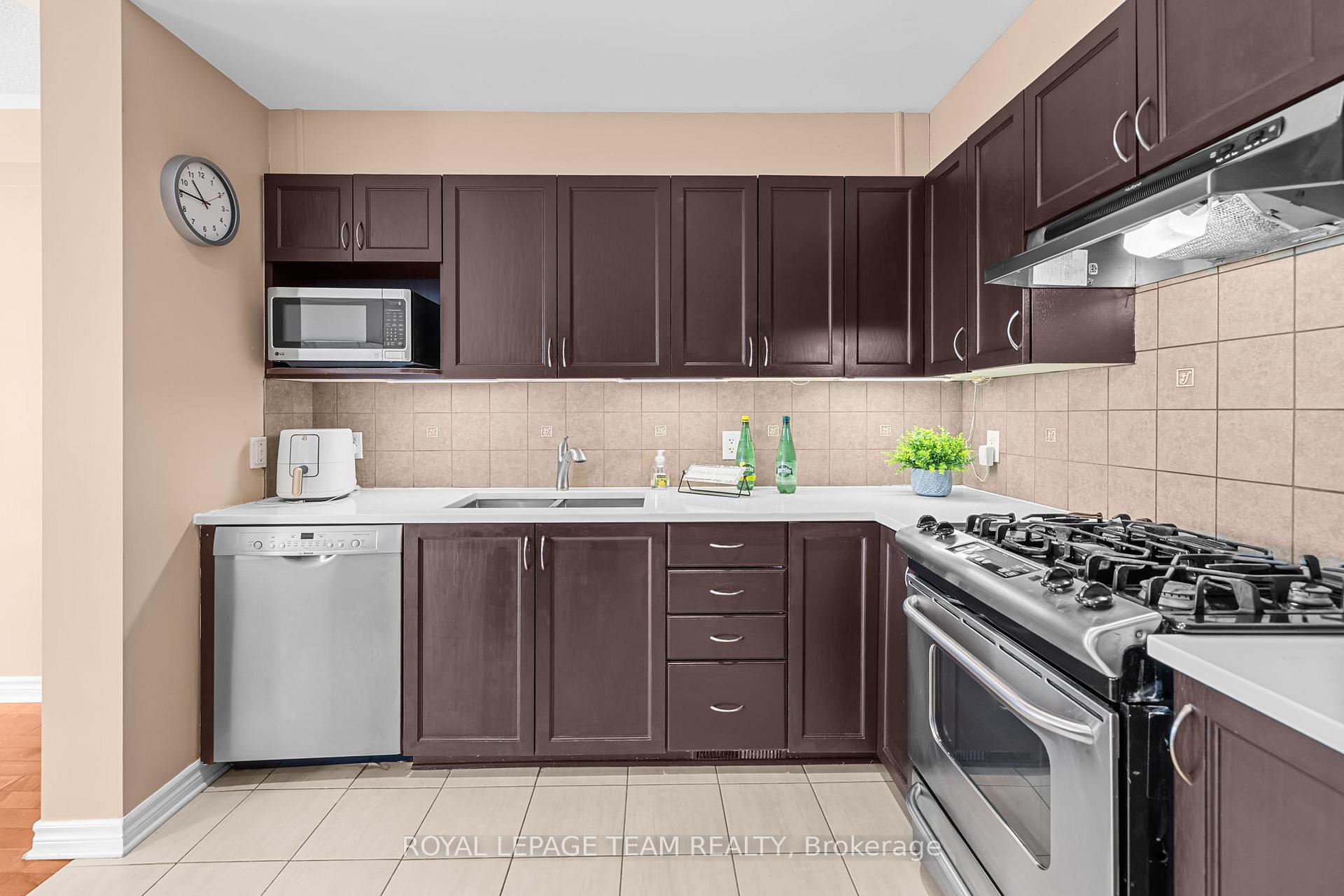 Photo 10 of 253 Catamount Court, Ottawa, Kanata - Emerald Meadows/Trailwest — HOMEH