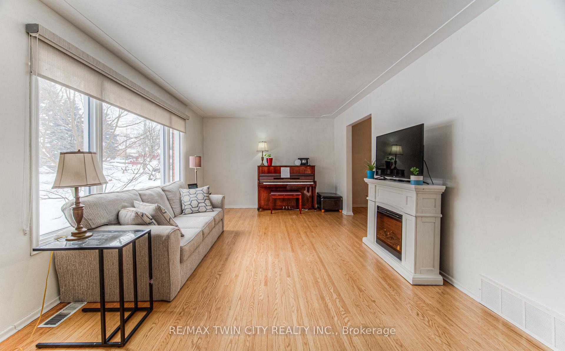 Photo 2 of 103 Vista Crescent, Kitchener — HOMEH