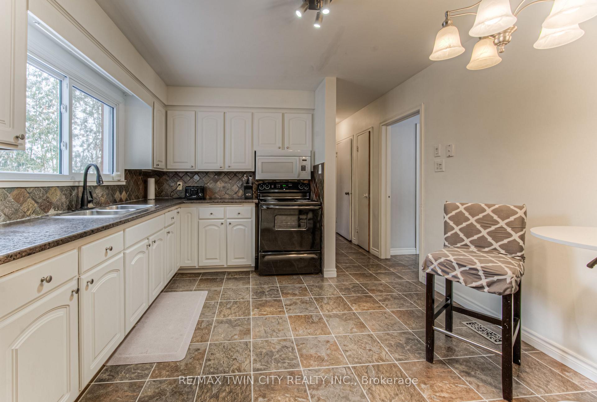 Photo 10 of 103 Vista Crescent, Kitchener — HOMEH