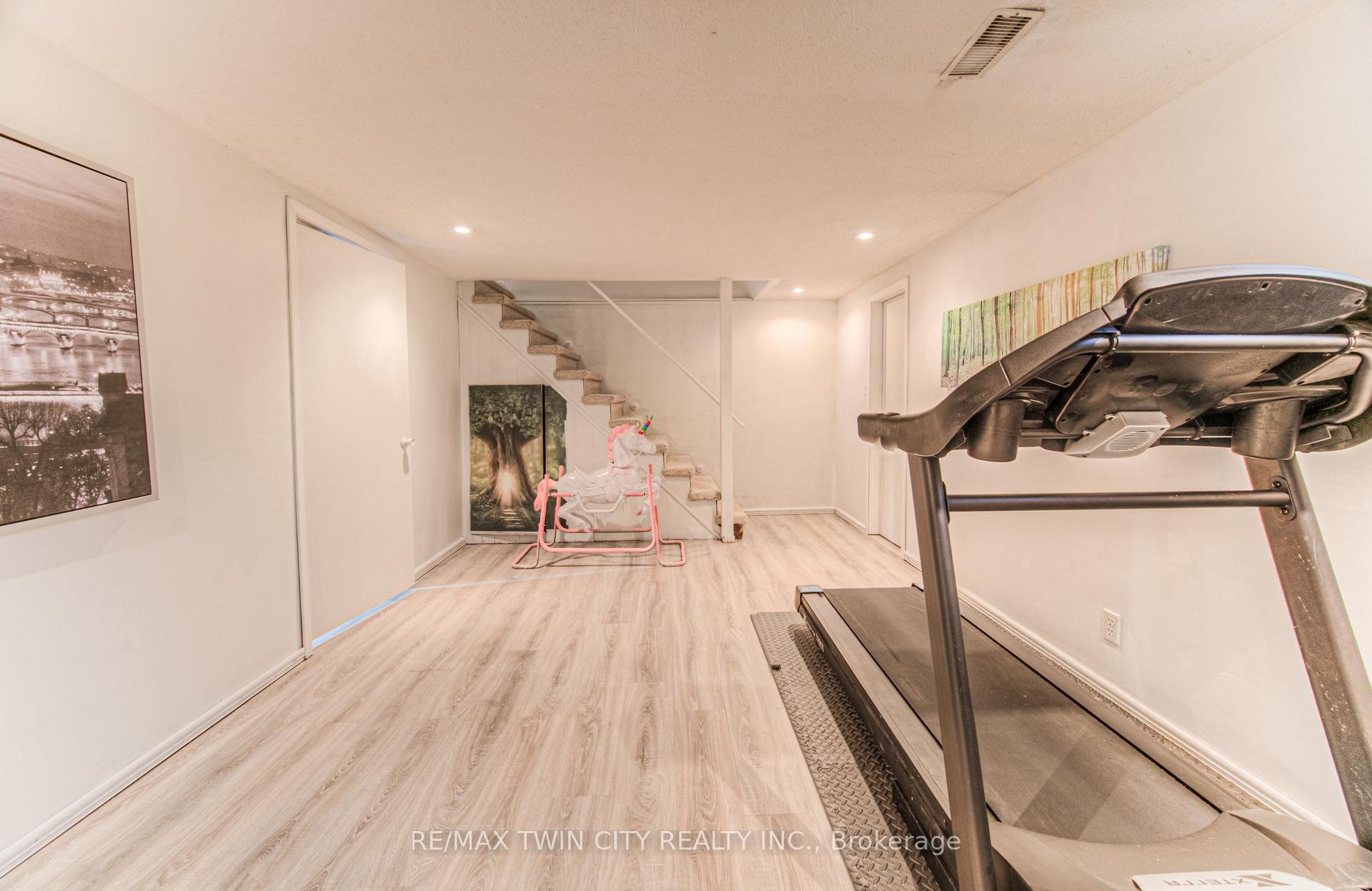 Photo 32 of 103 Vista Crescent, Kitchener — HOMEH