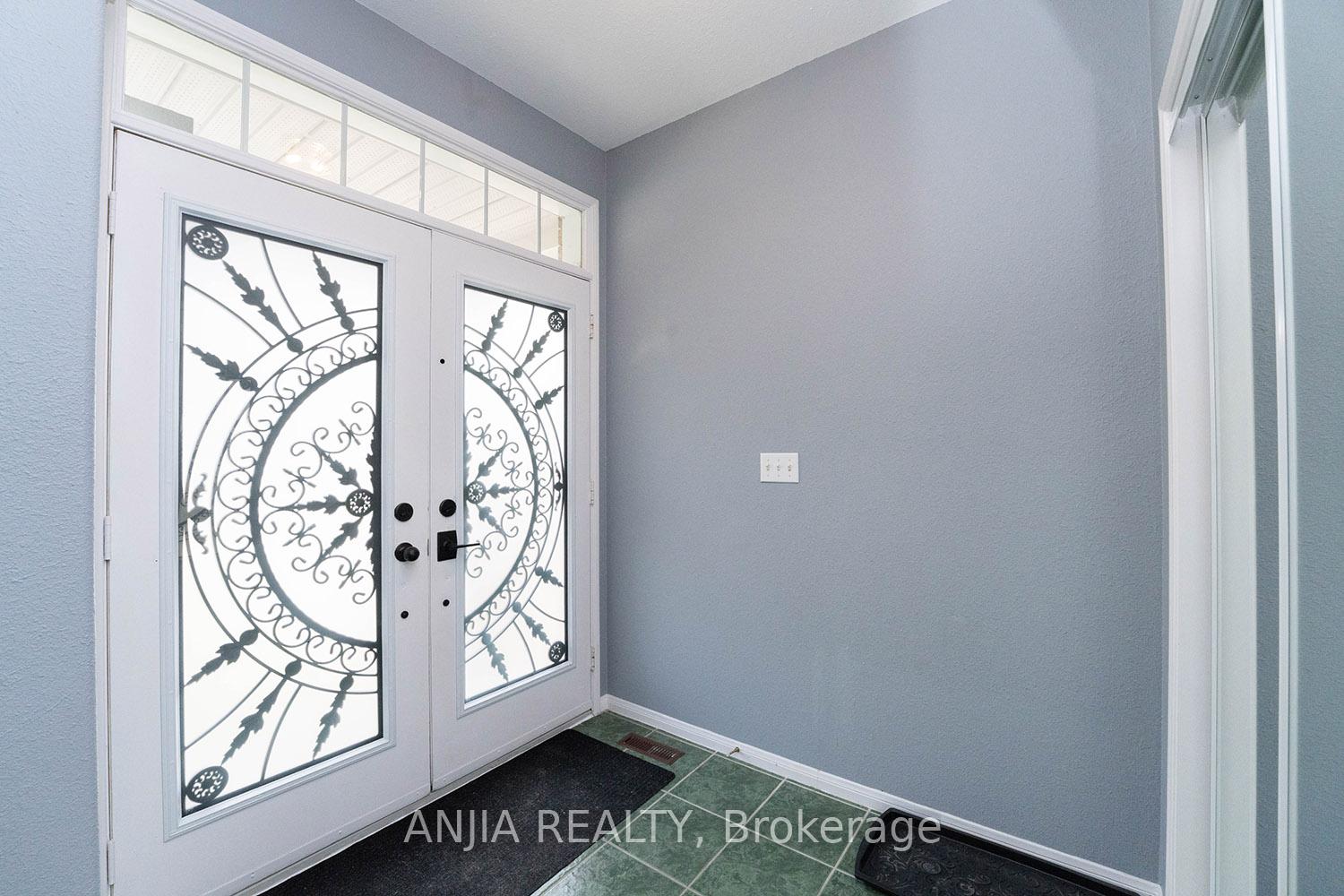 Photo 3 of 73 Winston Castle Drive, Markham, Berczy — HOMEH