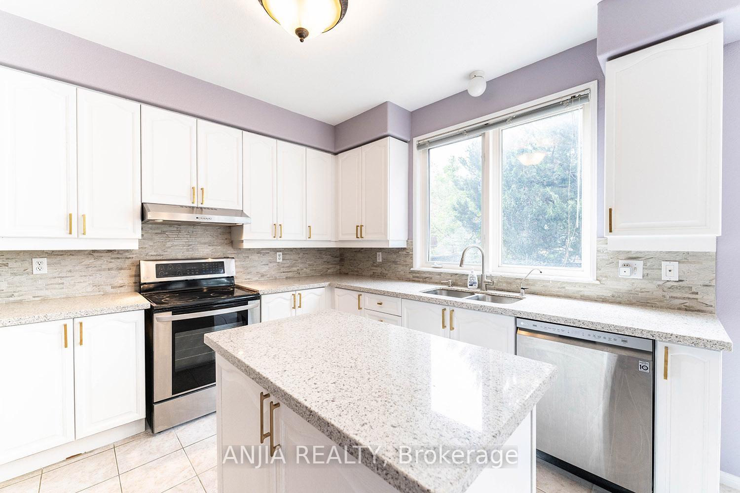 Photo 19 of 73 Winston Castle Drive, Markham, Berczy — HOMEH