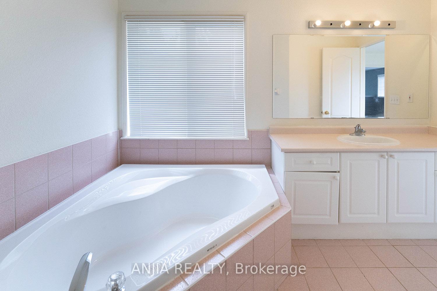 Photo 28 of 73 Winston Castle Drive, Markham, Berczy — HOMEH