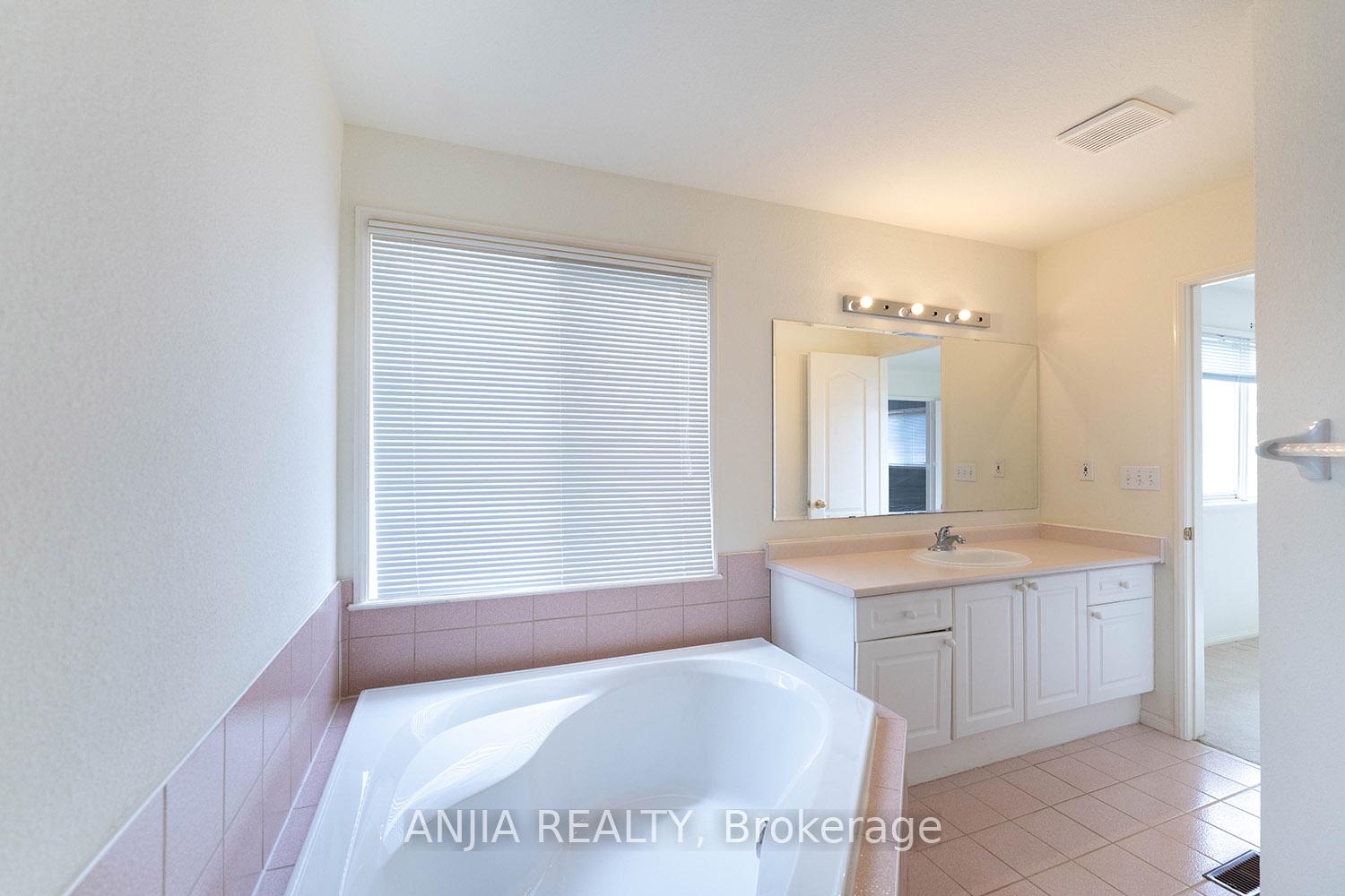 Photo 29 of 73 Winston Castle Drive, Markham, Berczy — HOMEH