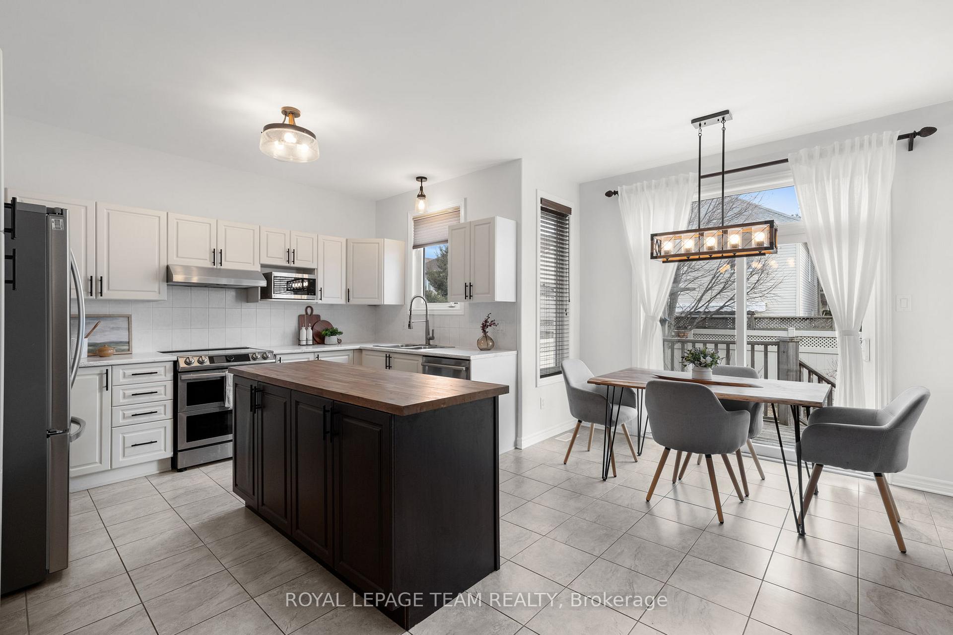 Photo 14 of 23 Woliston Crescent, Ottawa, Kanata - Morgan's Grant/South March — HOMEH