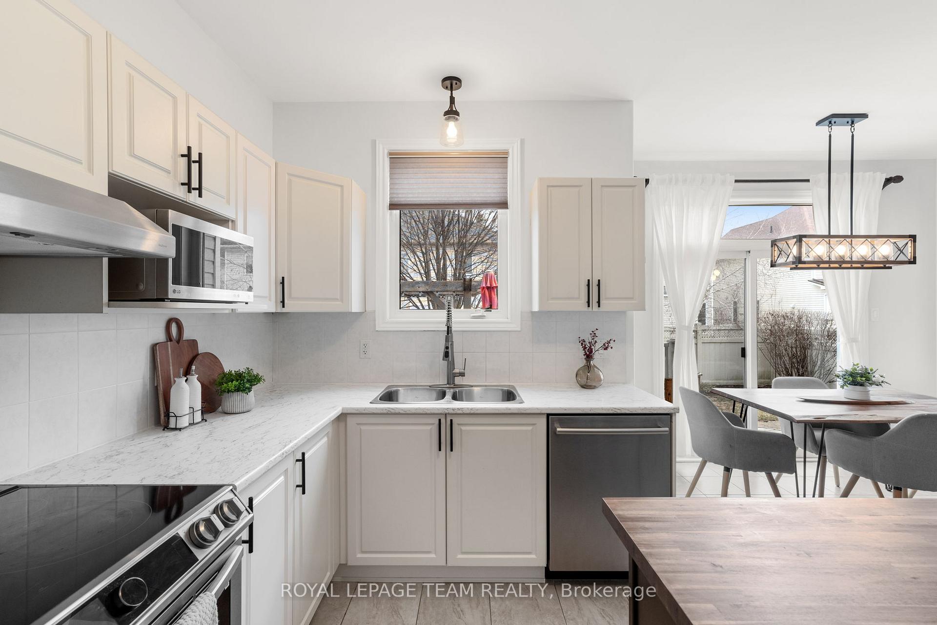 Photo 16 of 23 Woliston Crescent, Ottawa, Kanata - Morgan's Grant/South March — HOMEH