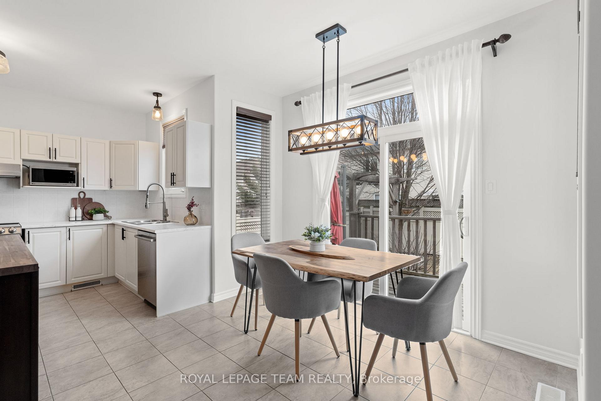 Photo 19 of 23 Woliston Crescent, Ottawa, Kanata - Morgan's Grant/South March — HOMEH