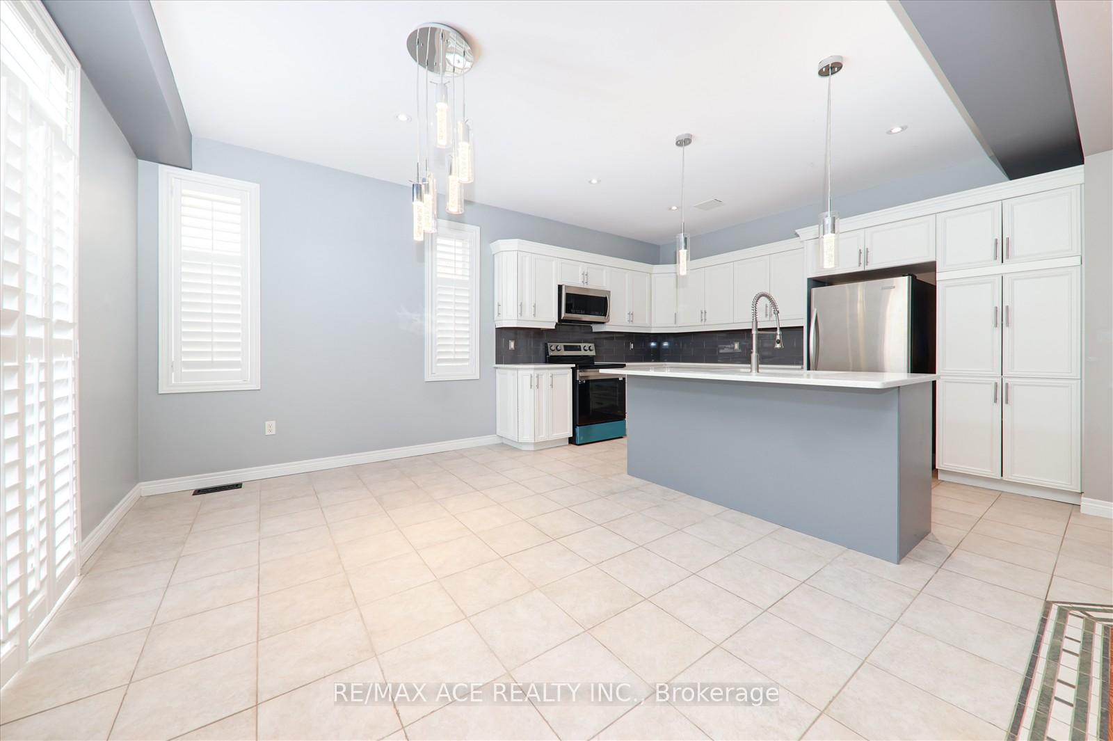 Photo 11 of 59 Springbreeze Heights, Hamilton, Lakeshore — HOMEH