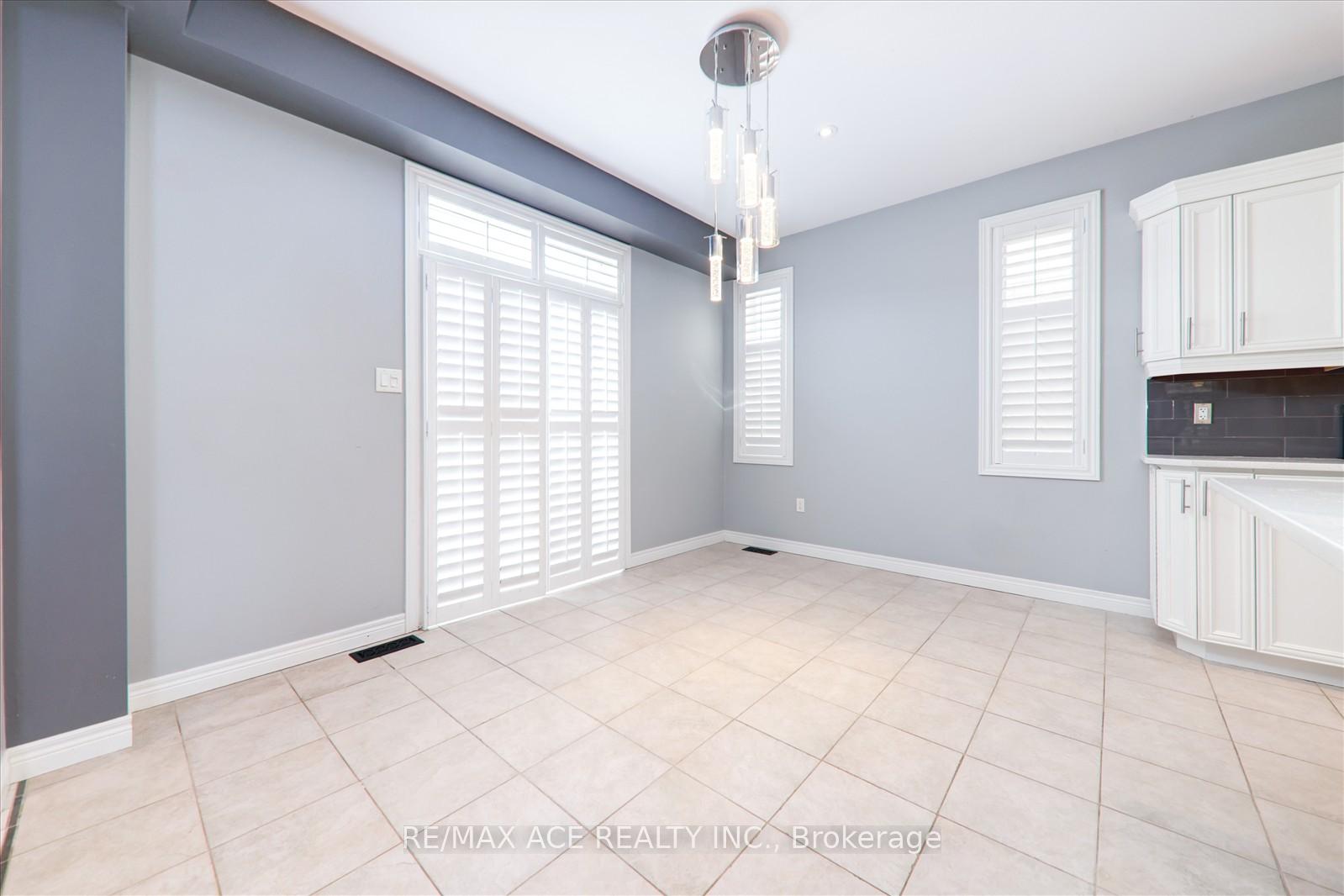 Photo 12 of 59 Springbreeze Heights, Hamilton, Lakeshore — HOMEH