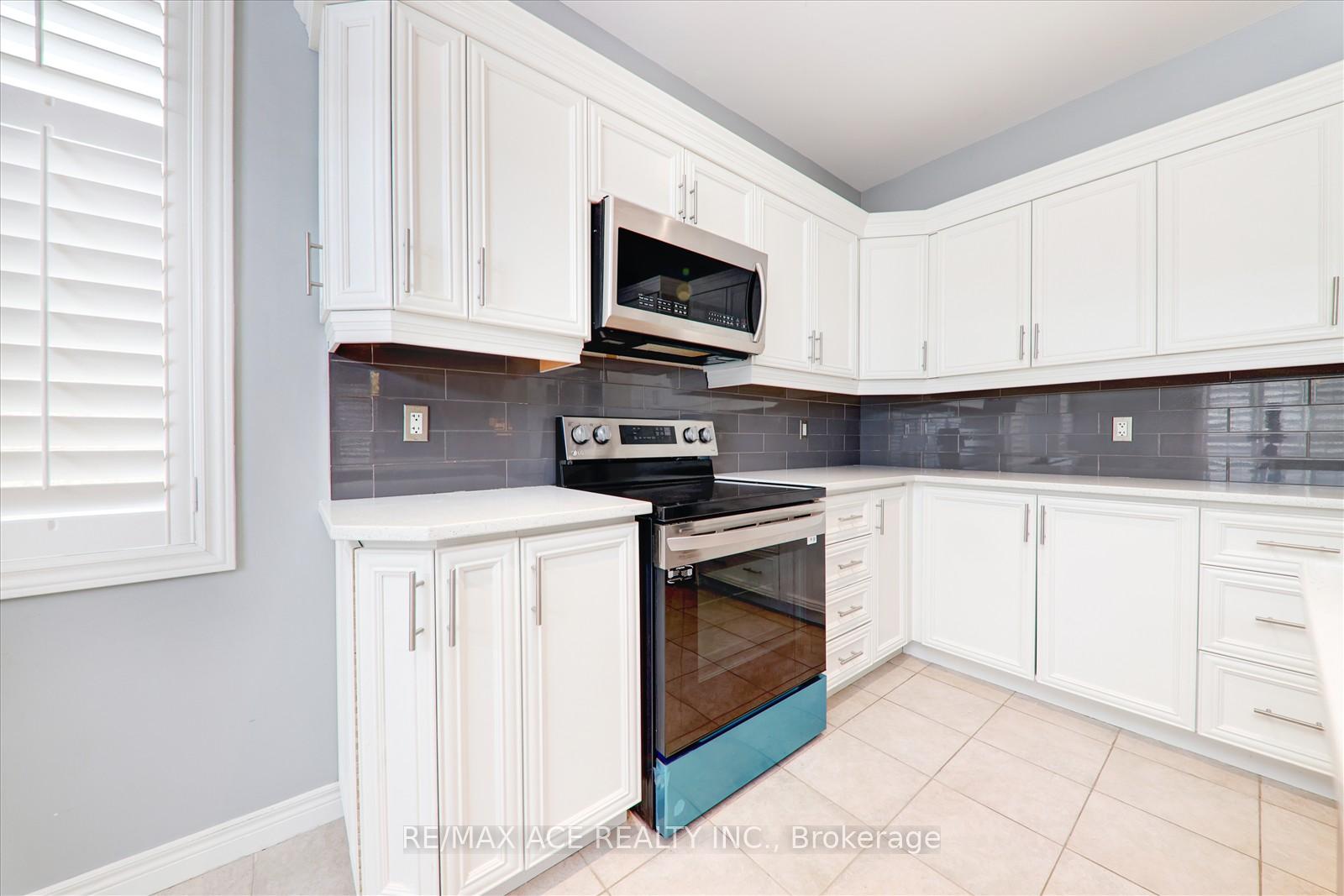 Photo 14 of 59 Springbreeze Heights, Hamilton, Lakeshore — HOMEH