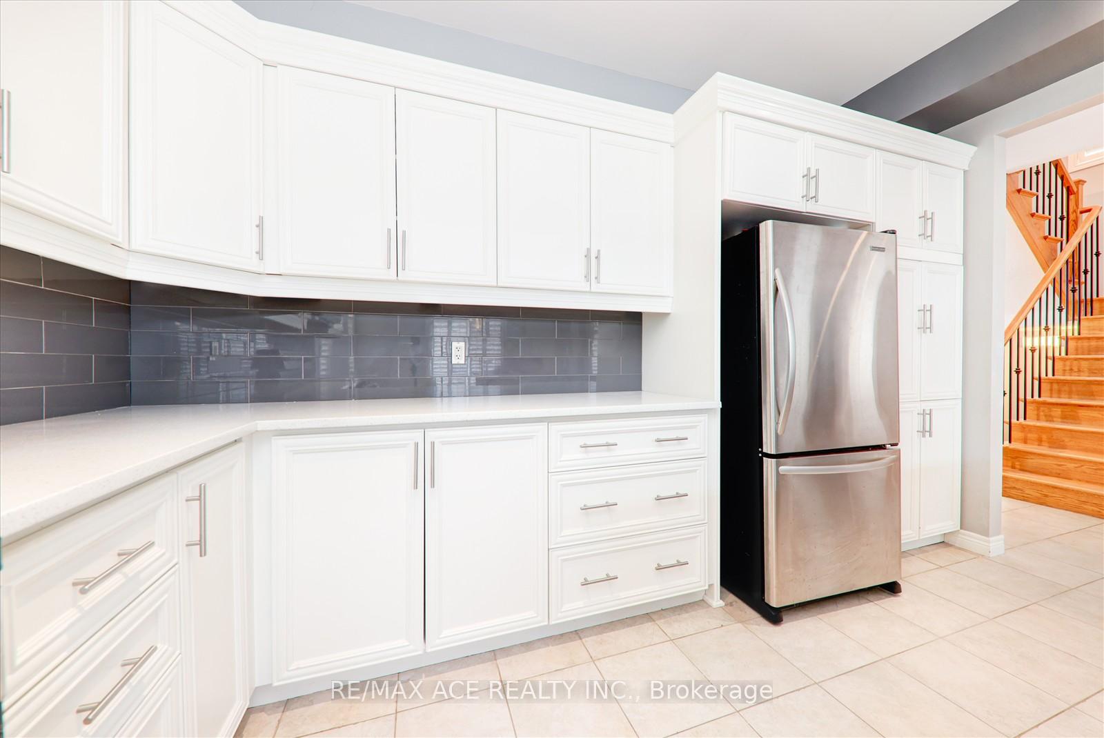 Photo 15 of 59 Springbreeze Heights, Hamilton, Lakeshore — HOMEH