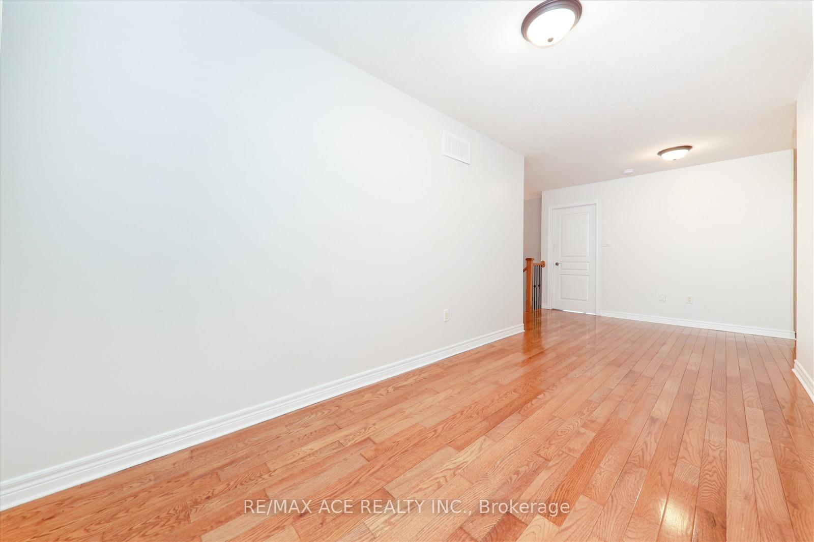 Photo 20 of 59 Springbreeze Heights, Hamilton, Lakeshore — HOMEH
