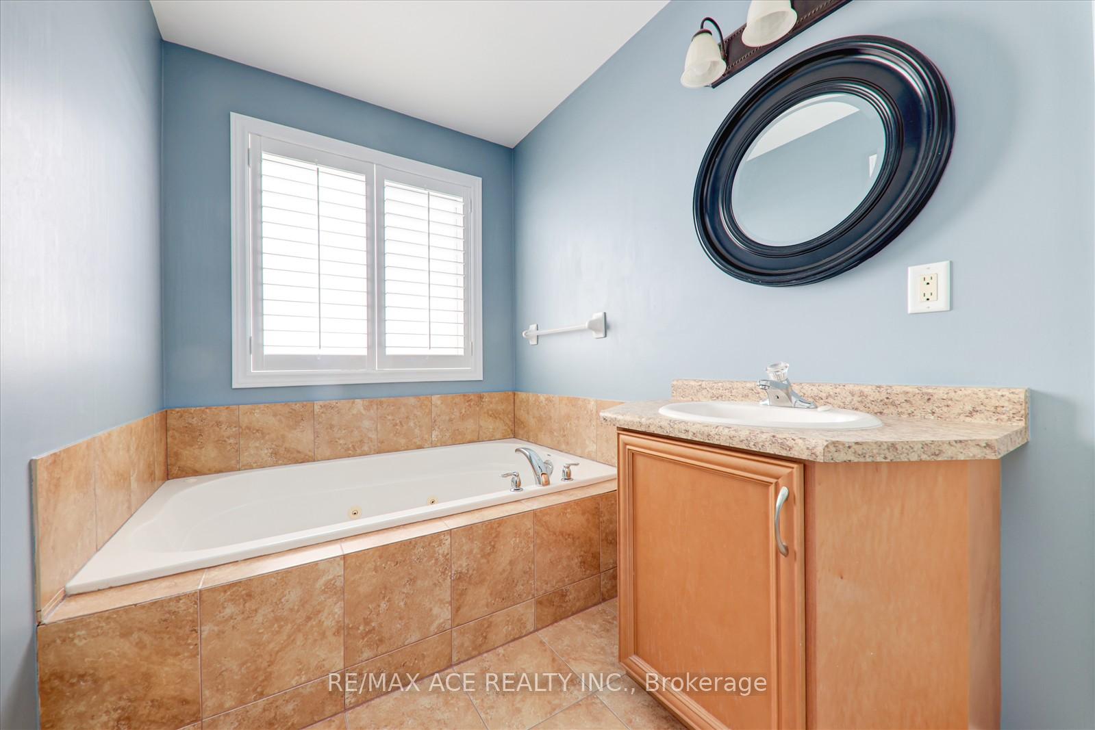 Photo 22 of 59 Springbreeze Heights, Hamilton, Lakeshore — HOMEH