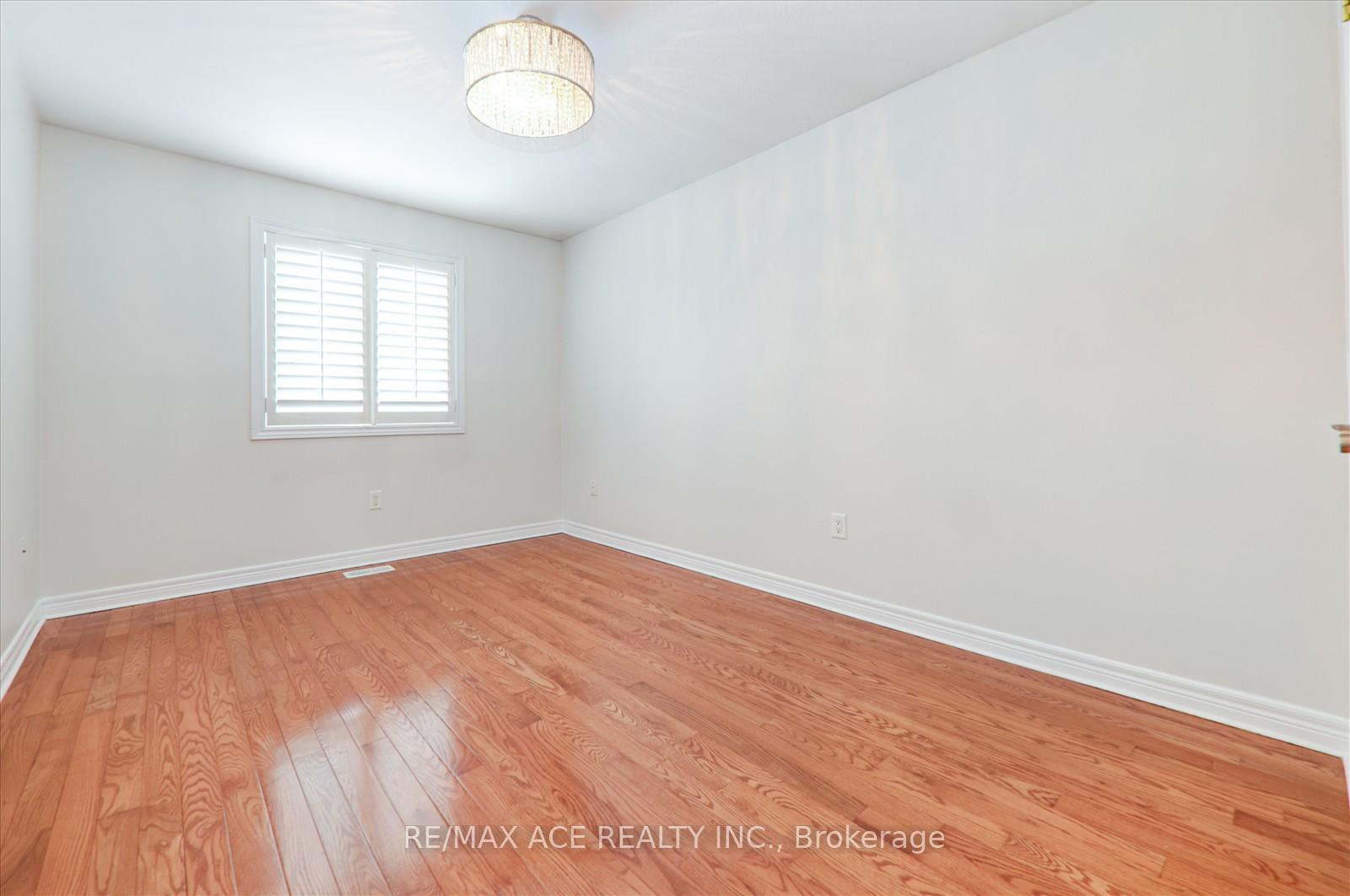 Photo 29 of 59 Springbreeze Heights, Hamilton, Lakeshore — HOMEH