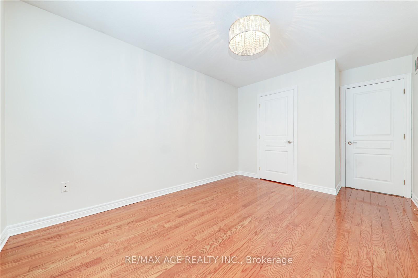 Photo 30 of 59 Springbreeze Heights, Hamilton, Lakeshore — HOMEH