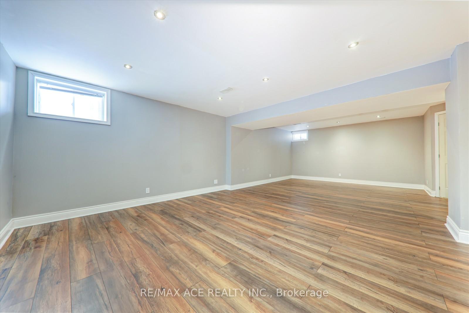 Photo 32 of 59 Springbreeze Heights, Hamilton, Lakeshore — HOMEH