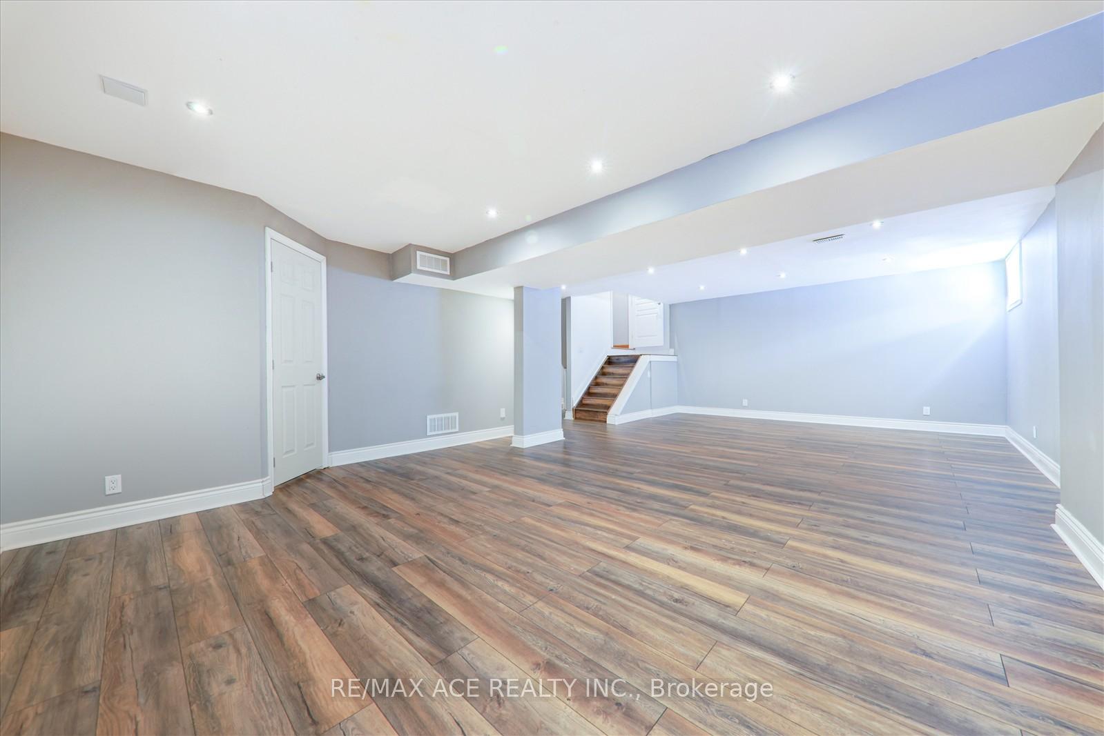 Photo 33 of 59 Springbreeze Heights, Hamilton, Lakeshore — HOMEH