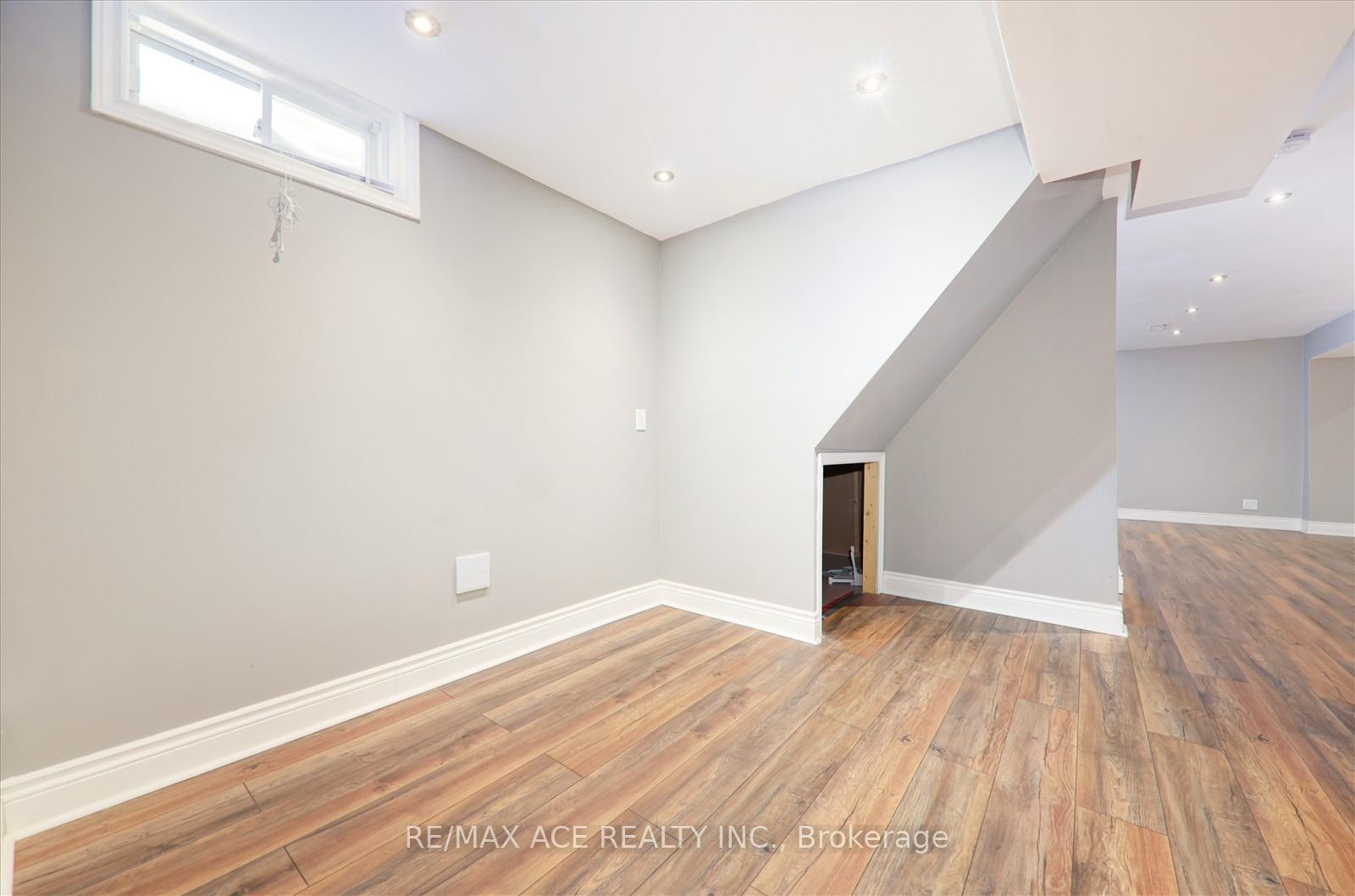 Photo 35 of 59 Springbreeze Heights, Hamilton, Lakeshore — HOMEH