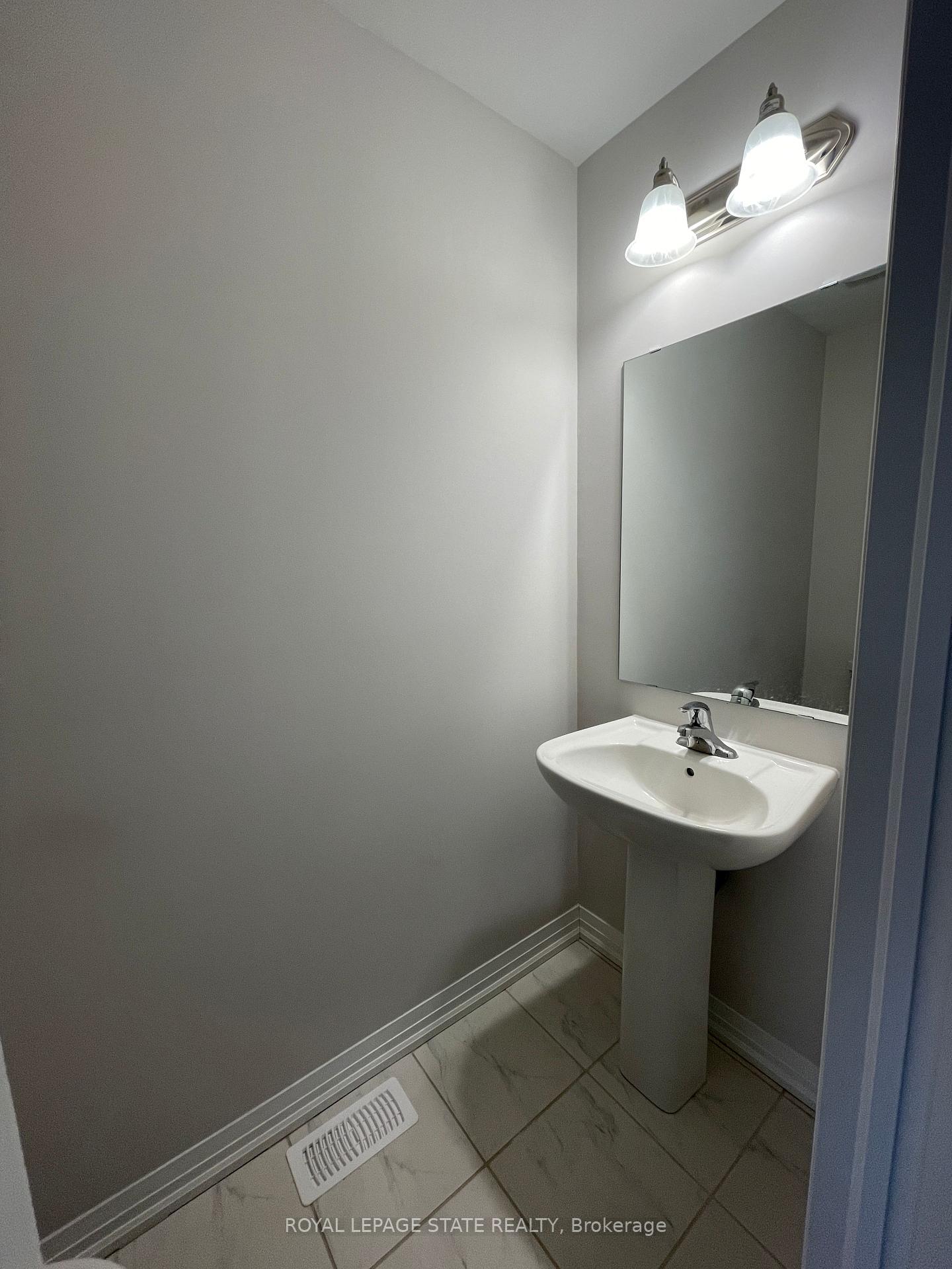 Photo 7 of 131 Freedom Crescent, Hamilton, Mount Hope — HOMEH