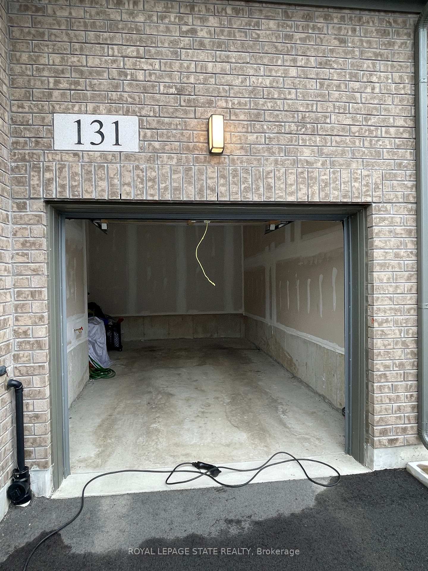 Photo 18 of 131 Freedom Crescent, Hamilton, Mount Hope — HOMEH