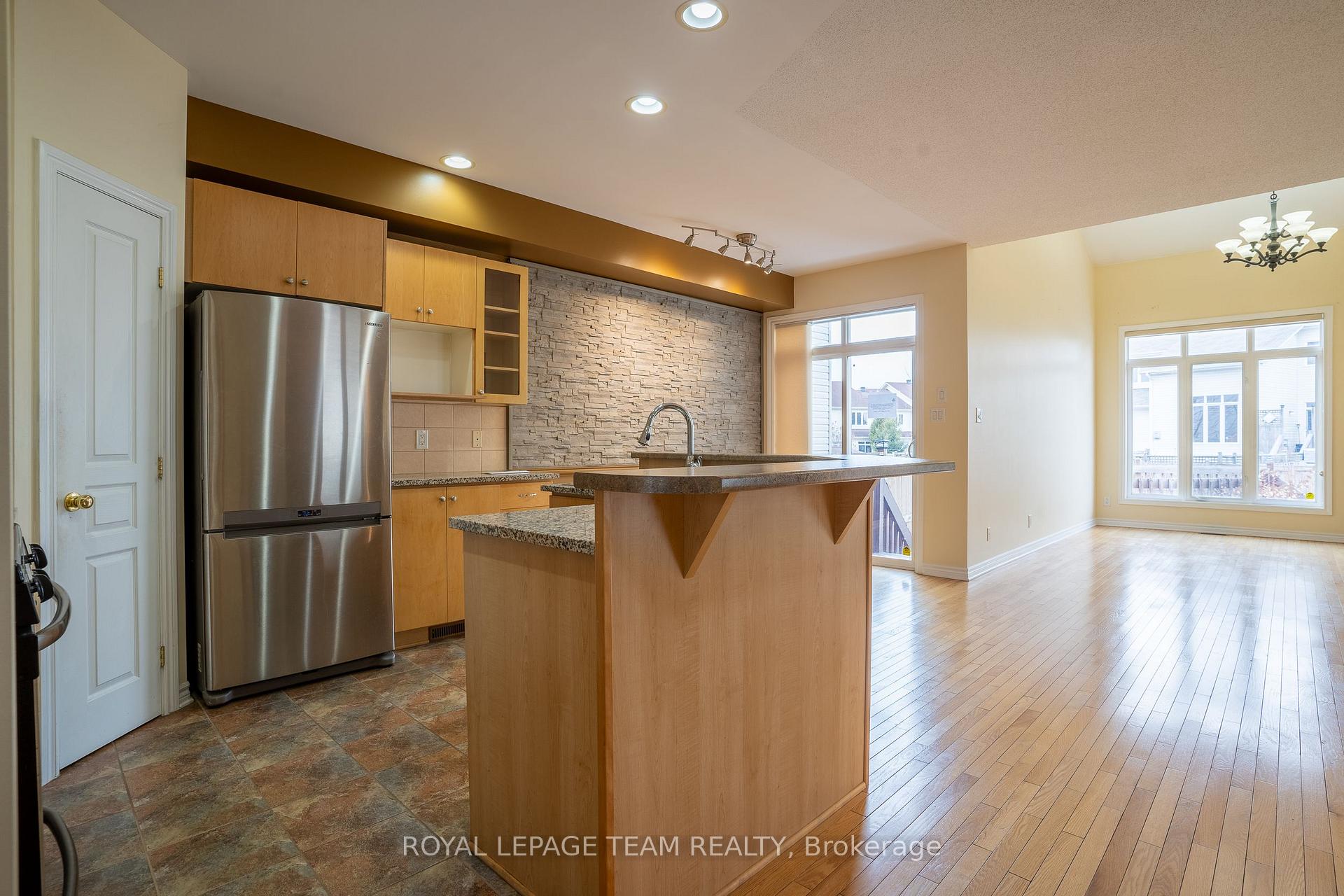 Photo 4 of 105 Bridgestone Drive, Ottawa, Kanata - Emerald Meadows/Trailwest — HOMEH
