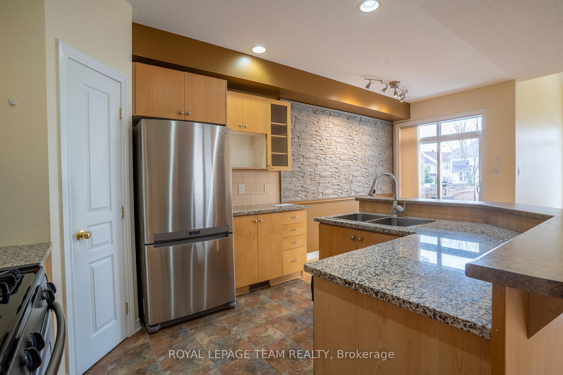 Photo 5 of 105 Bridgestone Drive, Ottawa, Kanata - Emerald Meadows/Trailwest — HOMEH