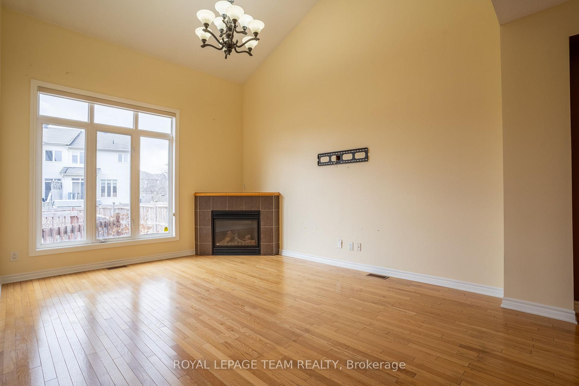 Photo 6 of 105 Bridgestone Drive, Ottawa, Kanata - Emerald Meadows/Trailwest — HOMEH