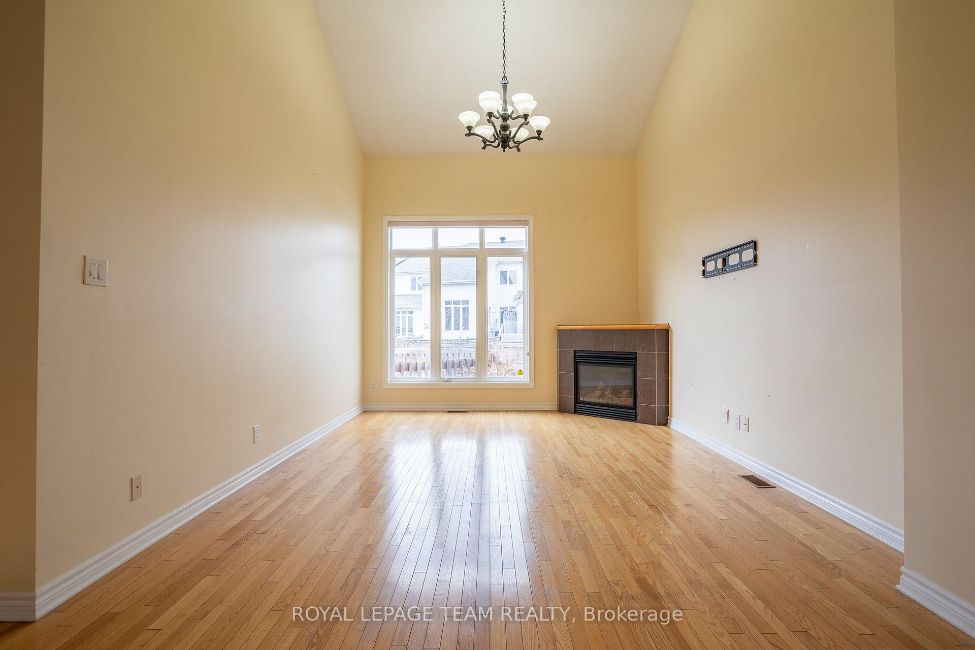Photo 7 of 105 Bridgestone Drive, Ottawa, Kanata - Emerald Meadows/Trailwest — HOMEH