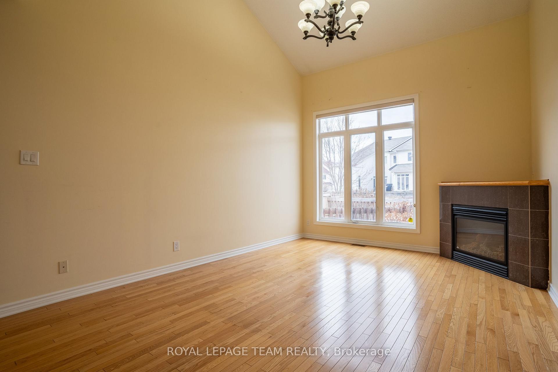 Photo 8 of 105 Bridgestone Drive, Ottawa, Kanata - Emerald Meadows/Trailwest — HOMEH