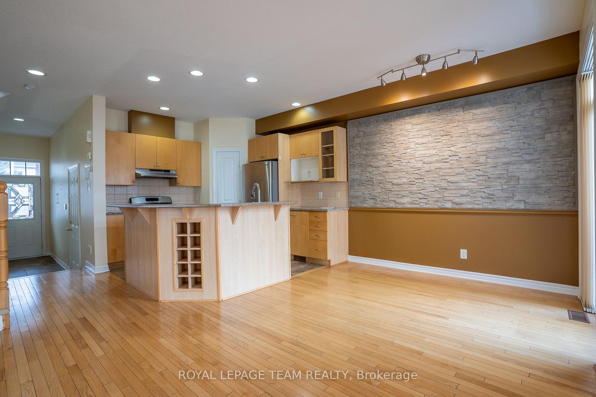 Photo 12 of 105 Bridgestone Drive, Ottawa, Kanata - Emerald Meadows/Trailwest — HOMEH