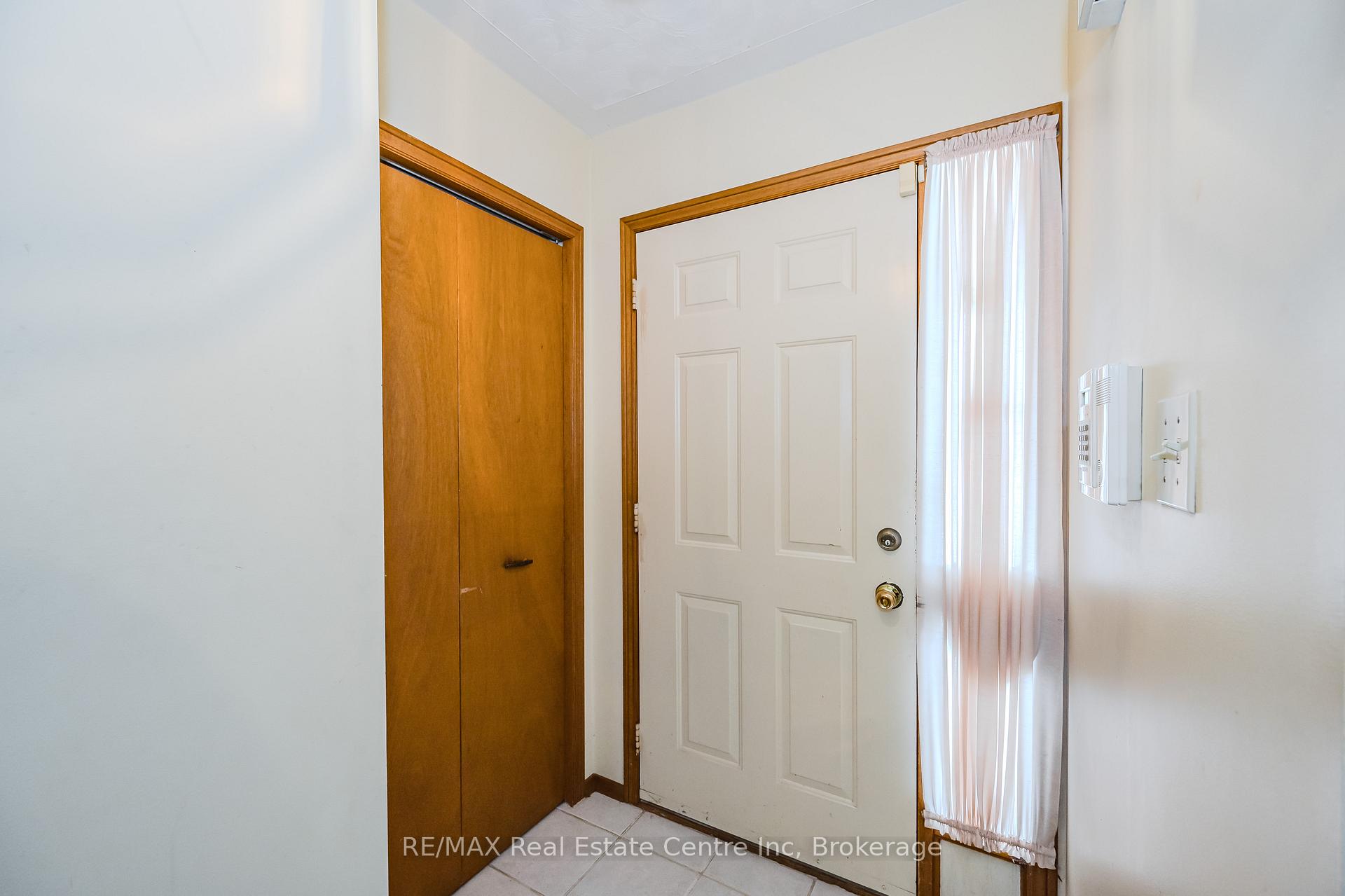 Photo 4 of 37 Tuerr Drive, Kitchener — HOMEH