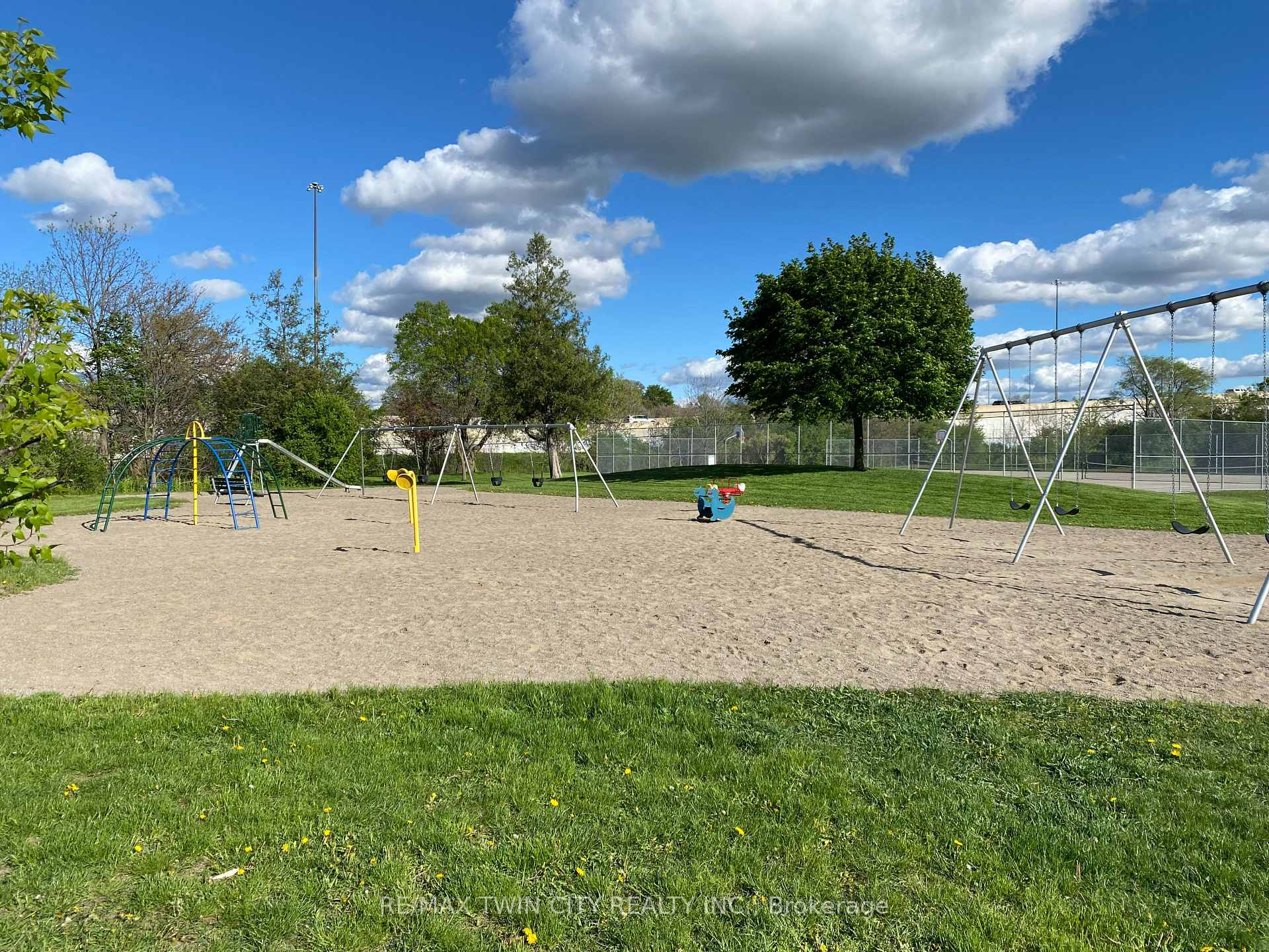 Photo 38 of 58 Brentwood Avenue, Kitchener — HOMEH