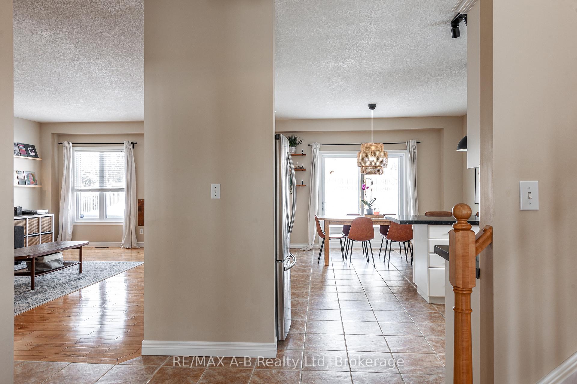 Photo 4 of 61 Yarrow Court, Kitchener — HOMEH