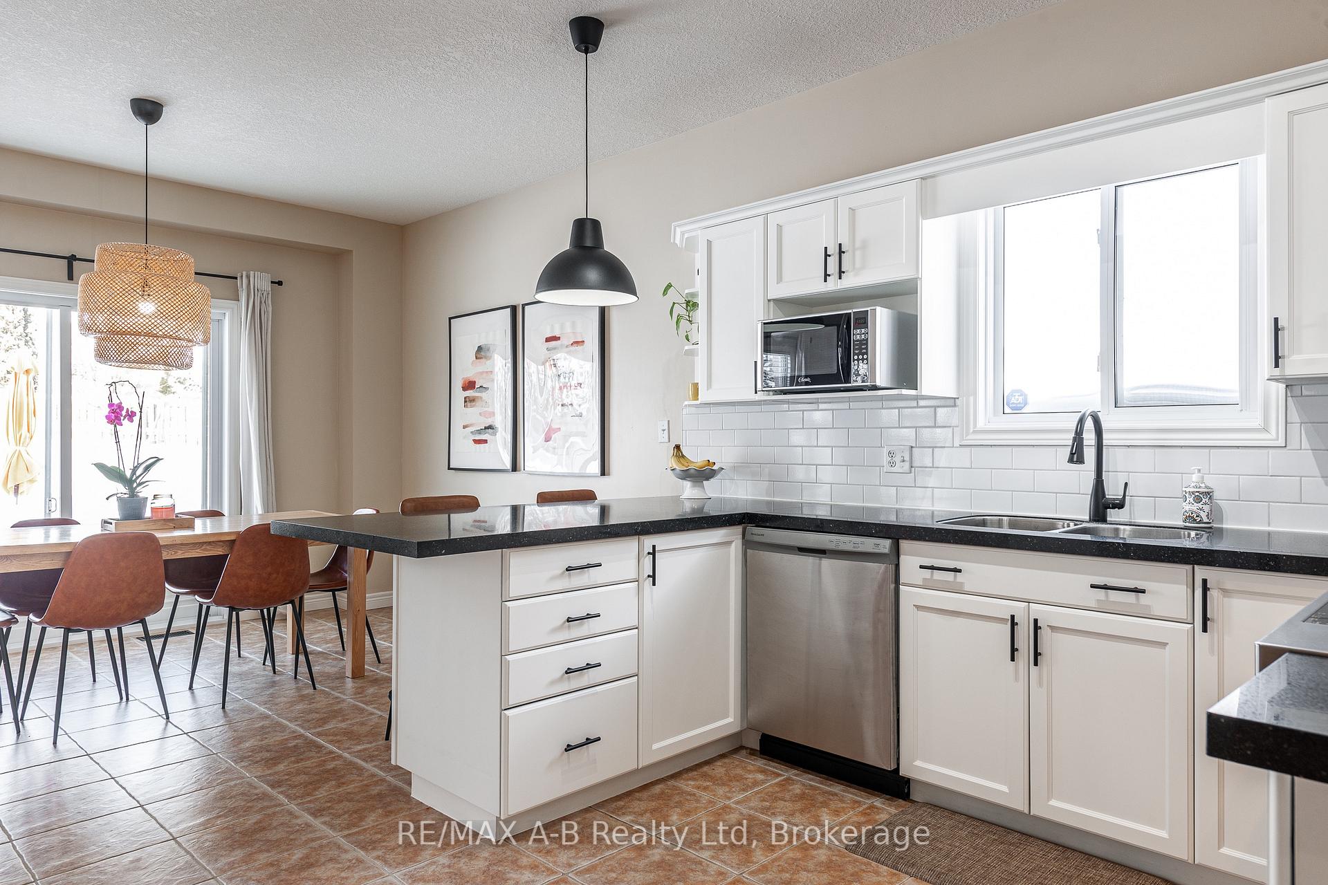 Photo 5 of 61 Yarrow Court, Kitchener — HOMEH