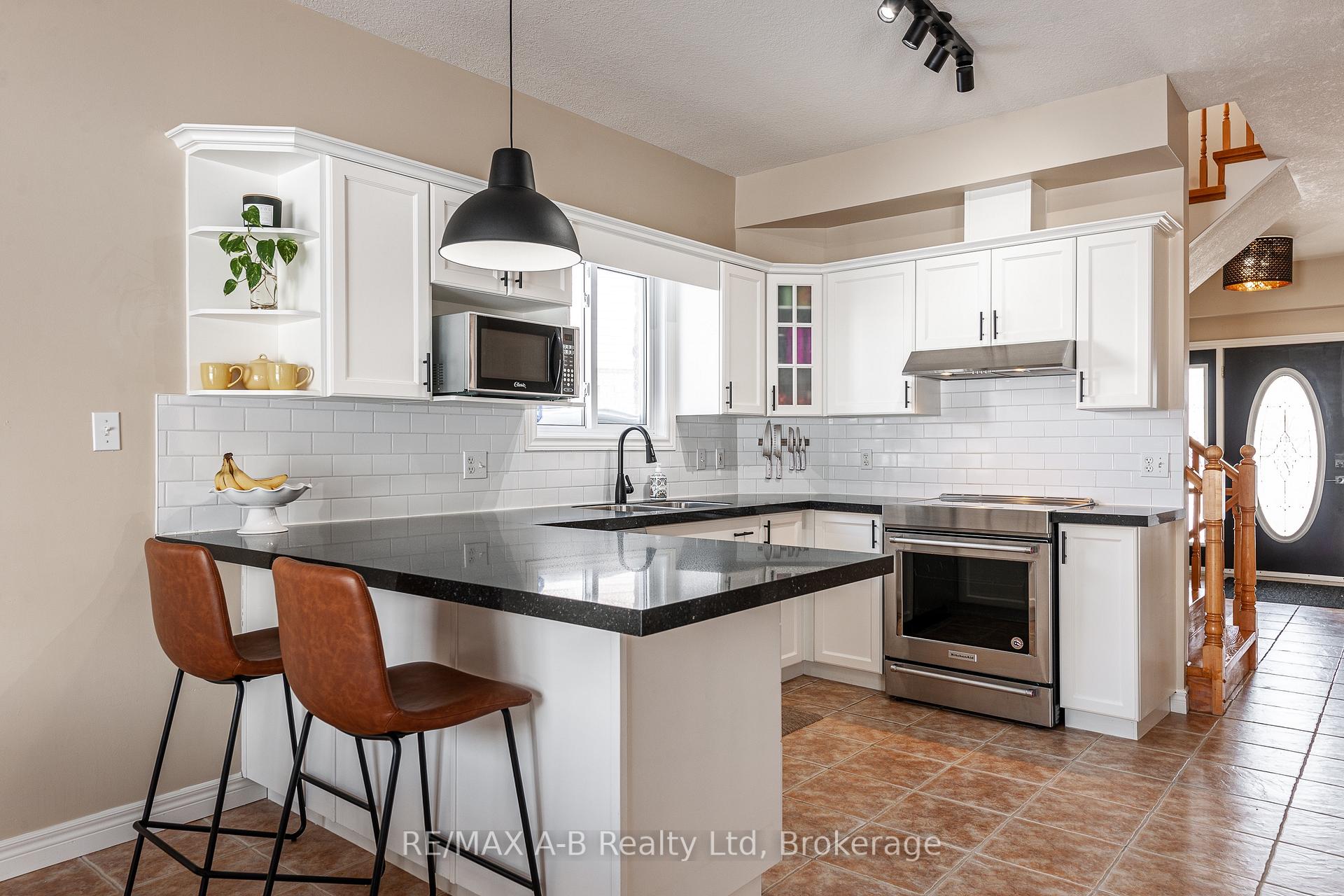 Photo 7 of 61 Yarrow Court, Kitchener — HOMEH