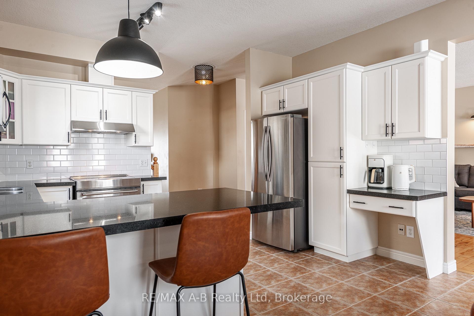 Photo 8 of 61 Yarrow Court, Kitchener — HOMEH