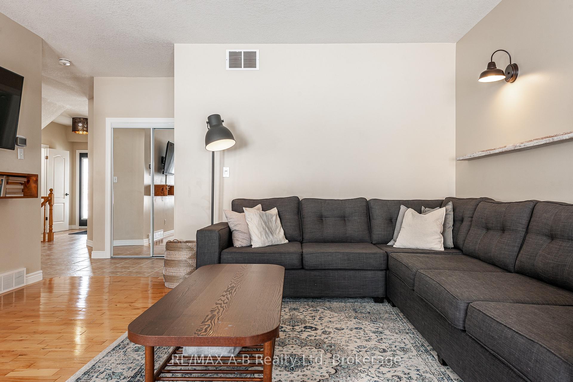 Photo 15 of 61 Yarrow Court, Kitchener — HOMEH