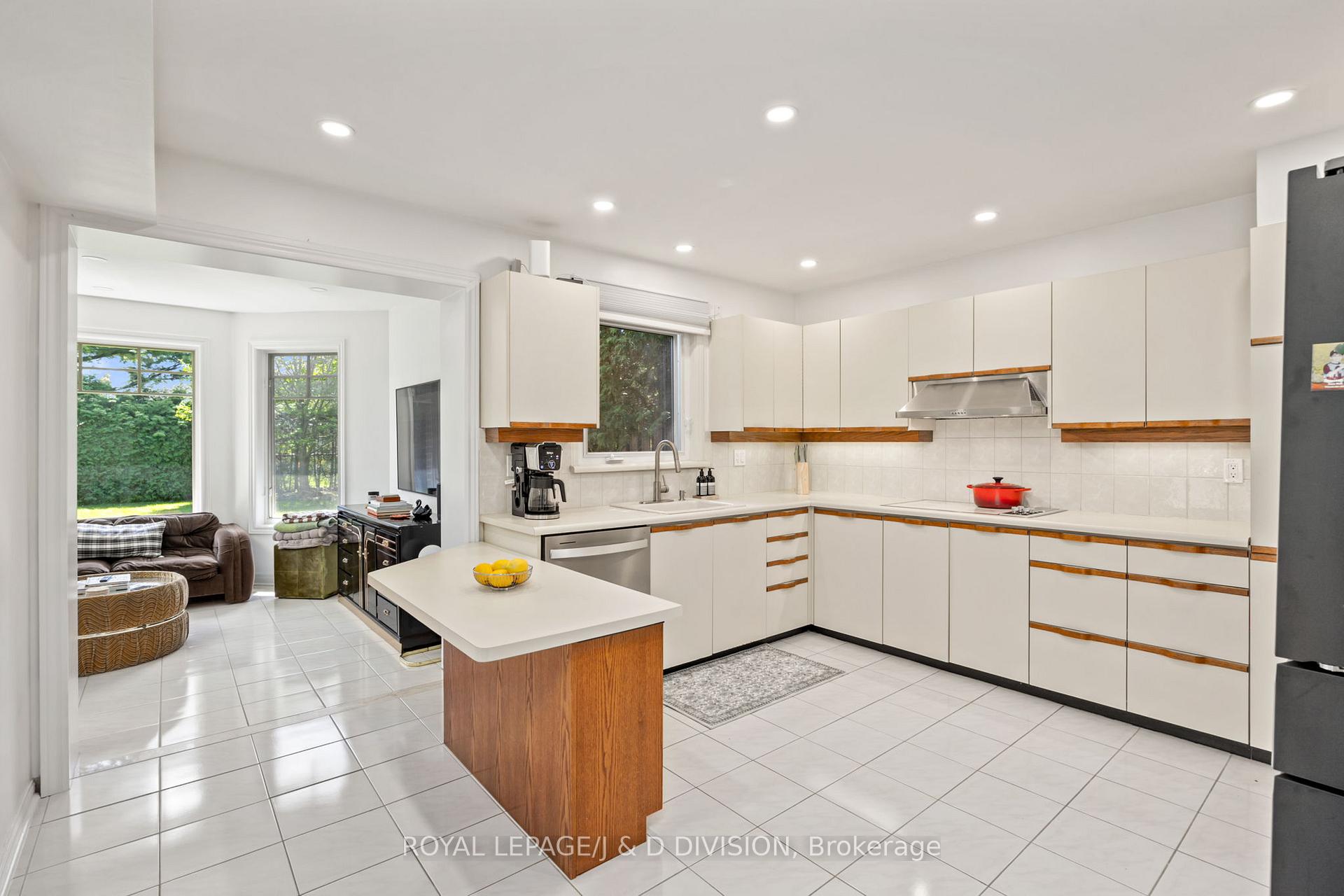Photo 10 of 33 Almond Avenue, Markham, Grandview — HOMEH