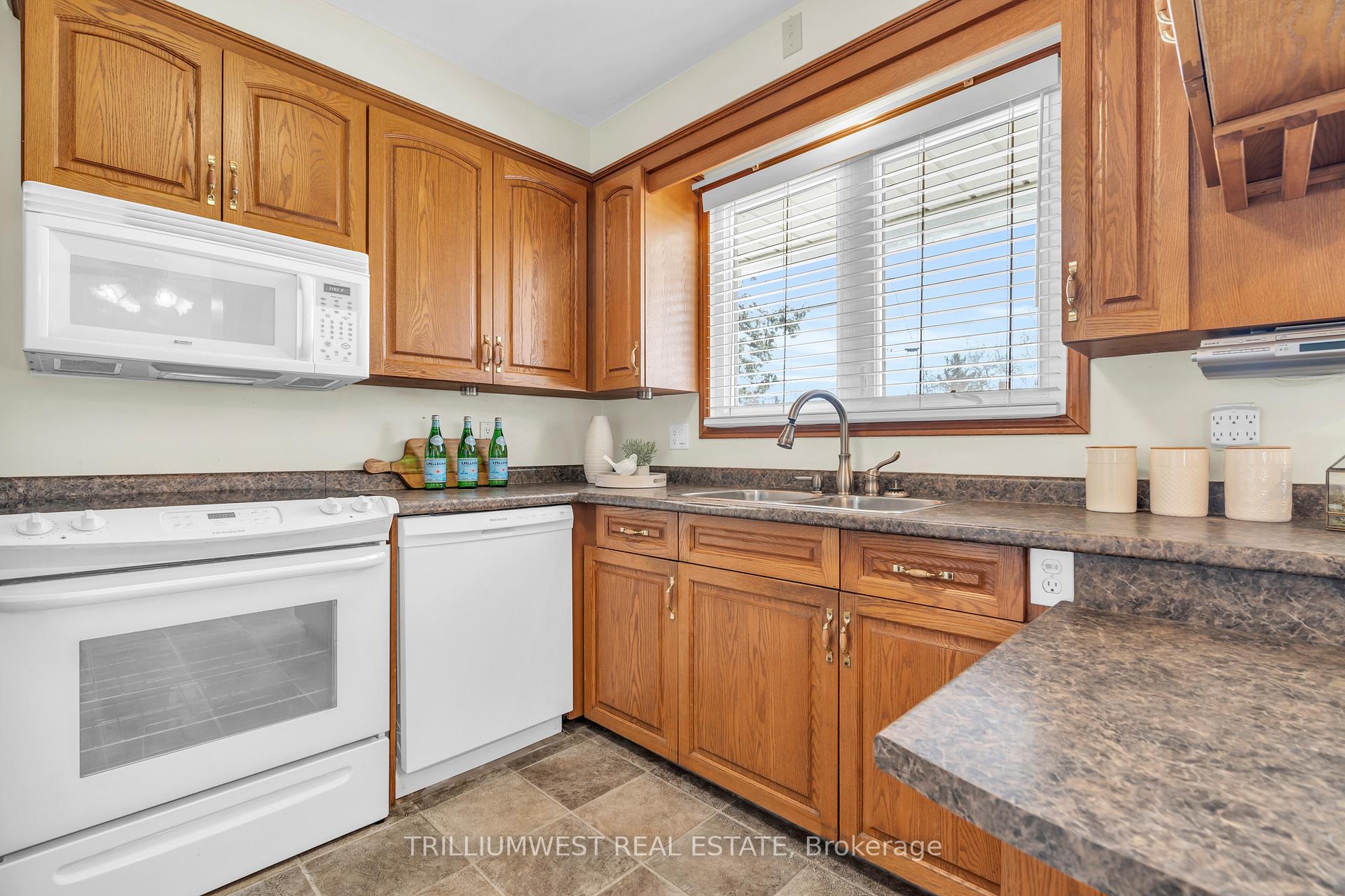 Photo 20 of 45 Larkspur Crescent, Kitchener — HOMEH