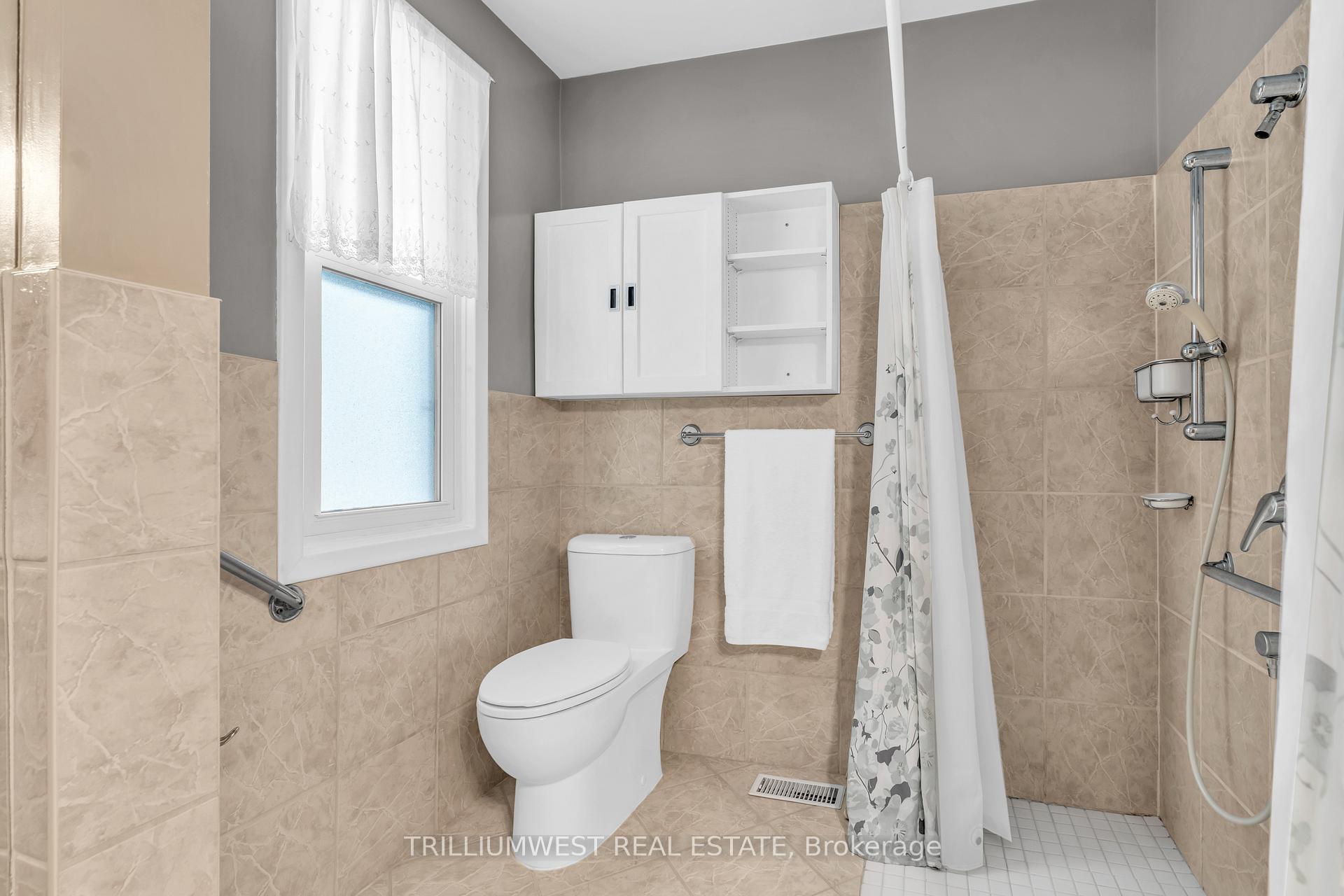 Photo 33 of 45 Larkspur Crescent, Kitchener — HOMEH