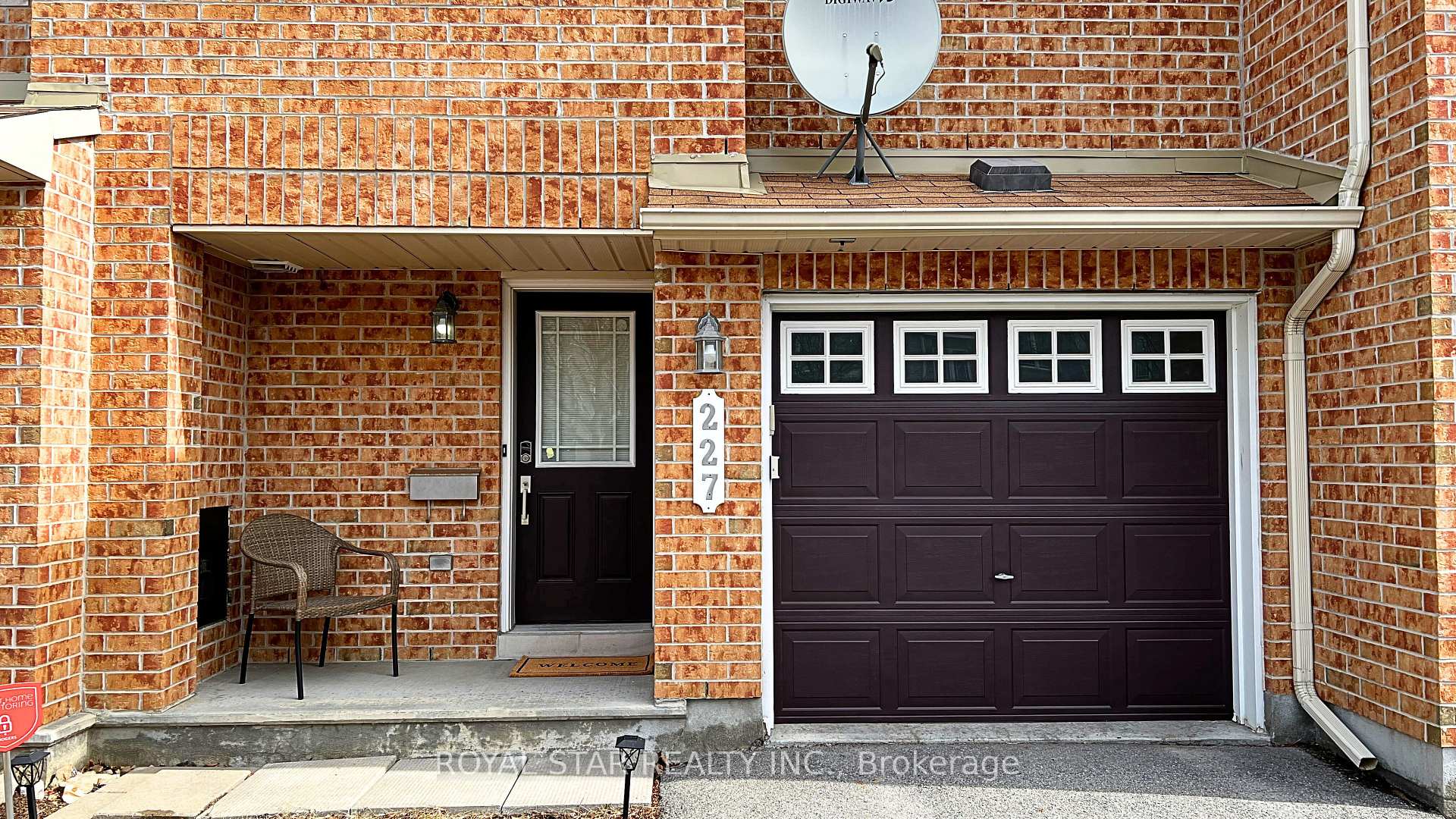 Photo 2 of 227 Hunterbrook Street, Ottawa, Kanata - Morgan's Grant/South March — HOMEH