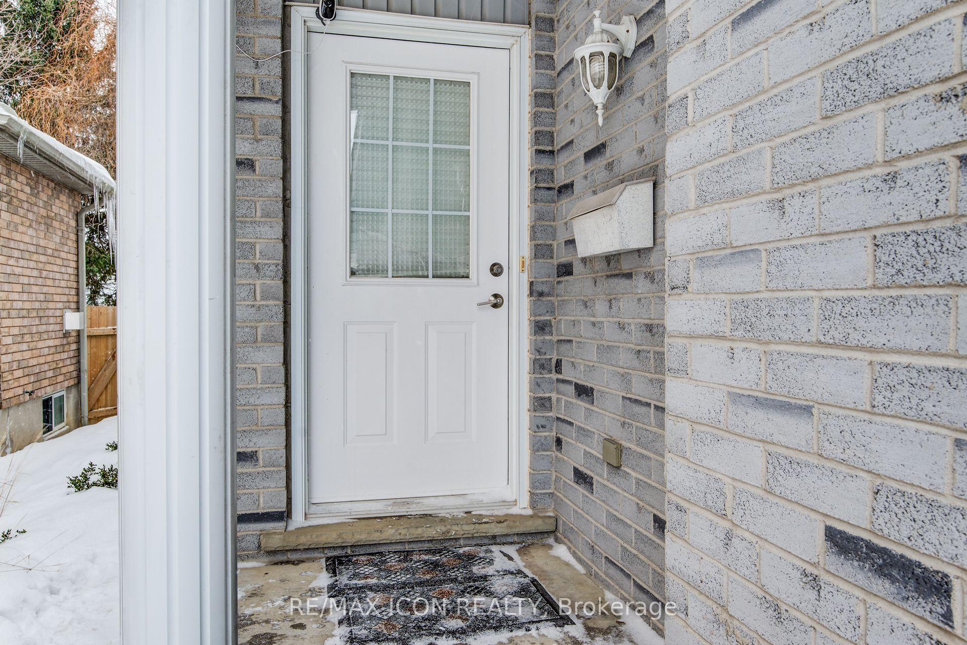 Photo 3 of 61 Bush Clover Crescent, Kitchener — HOMEH