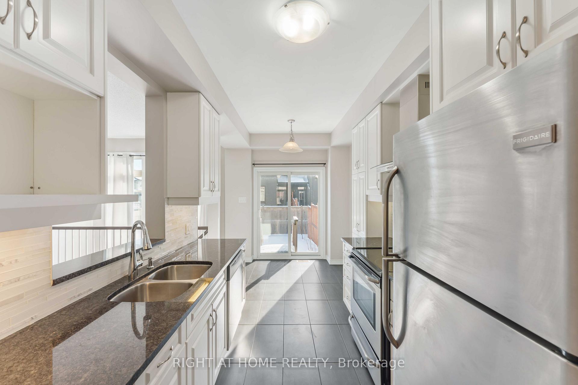 Photo 11 of 81 Tapadero Avenue, Ottawa, Kanata - Emerald Meadows/Trailwest — HOMEH