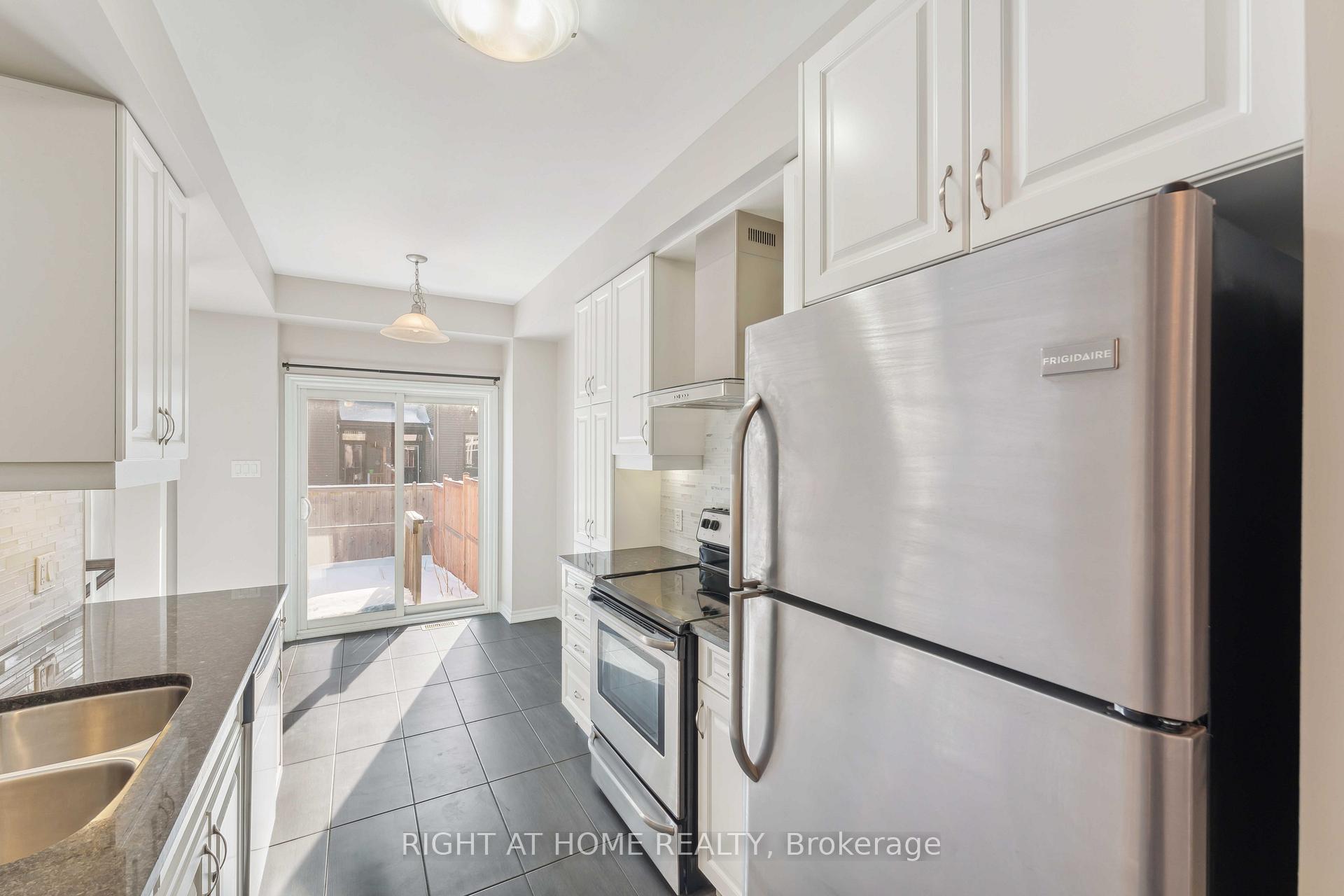 Photo 12 of 81 Tapadero Avenue, Ottawa, Kanata - Emerald Meadows/Trailwest — HOMEH