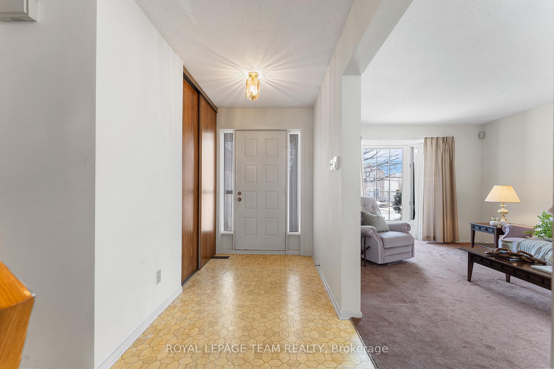 Photo 5 of 20 Huntsman Crescent, Ottawa, Kanata - Bridlewood — HOMEH