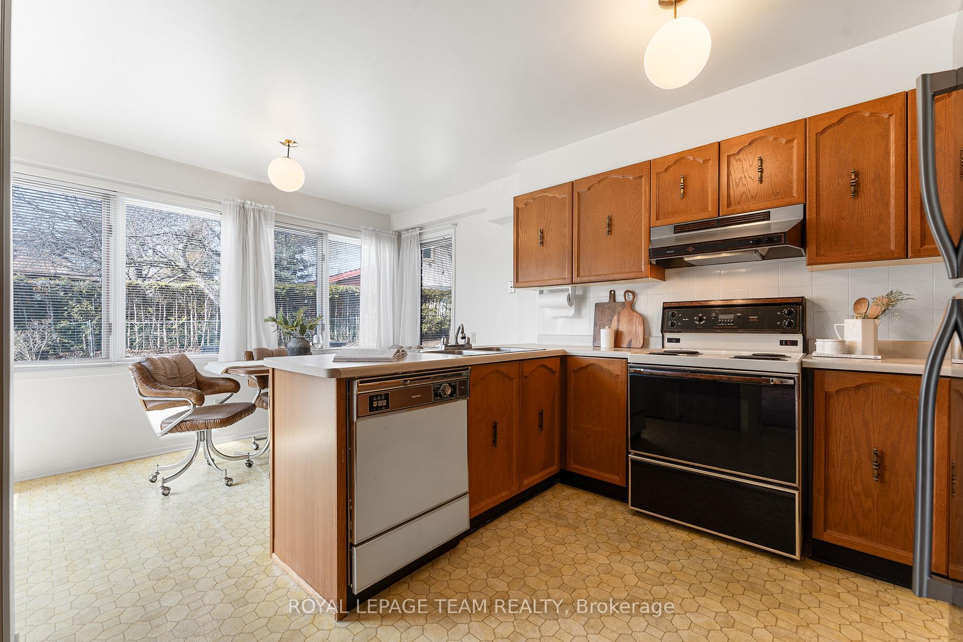 Photo 10 of 20 Huntsman Crescent, Ottawa, Kanata - Bridlewood — HOMEH