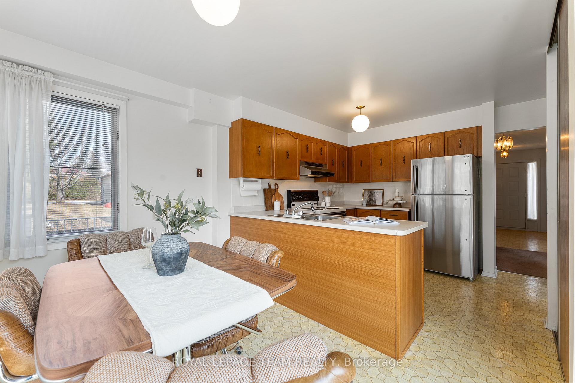 Photo 13 of 20 Huntsman Crescent, Ottawa, Kanata - Bridlewood — HOMEH